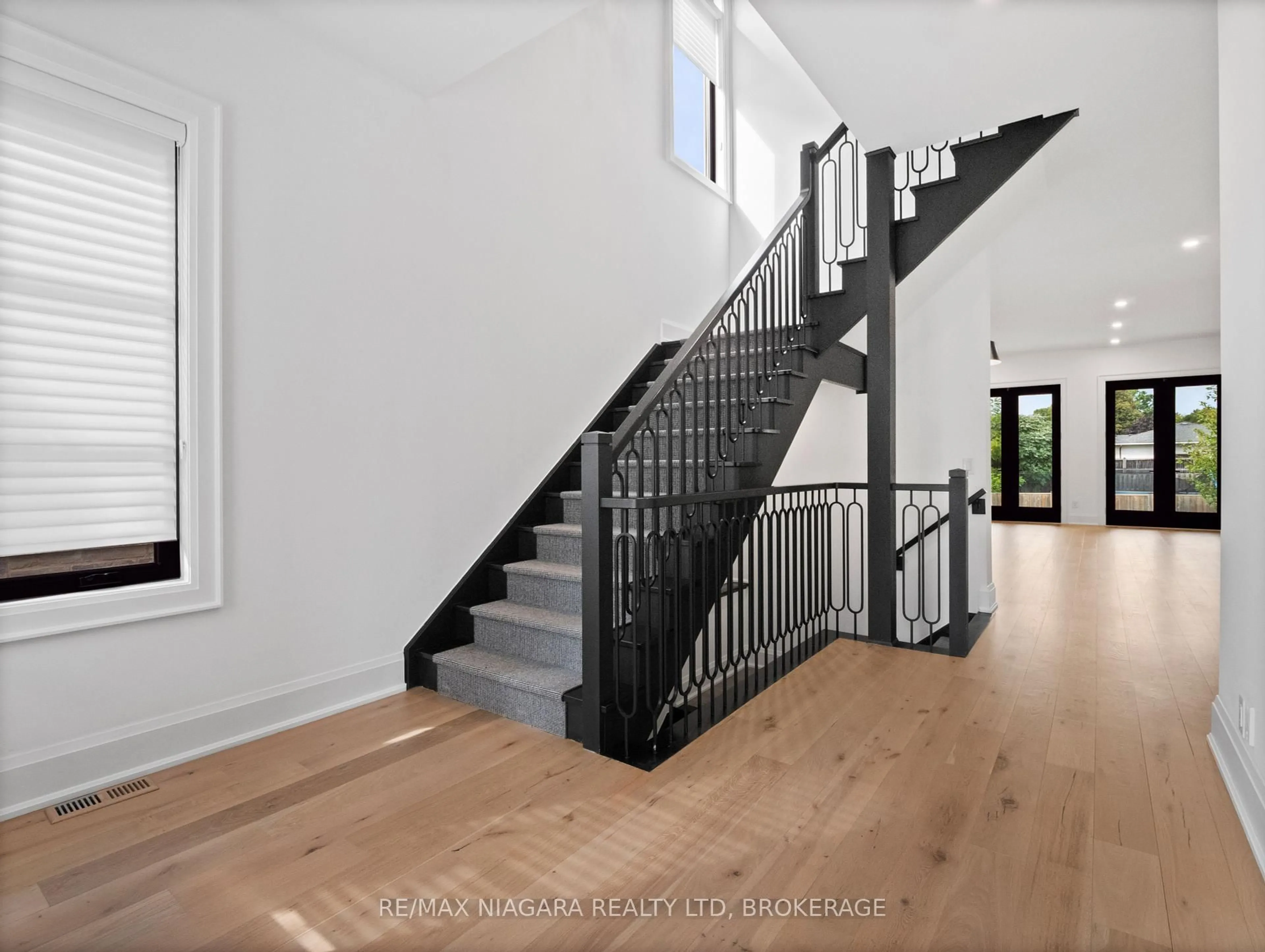 Stairs for 2317 TERRAVITA Dr, Niagara Falls Ontario L2J 0E9