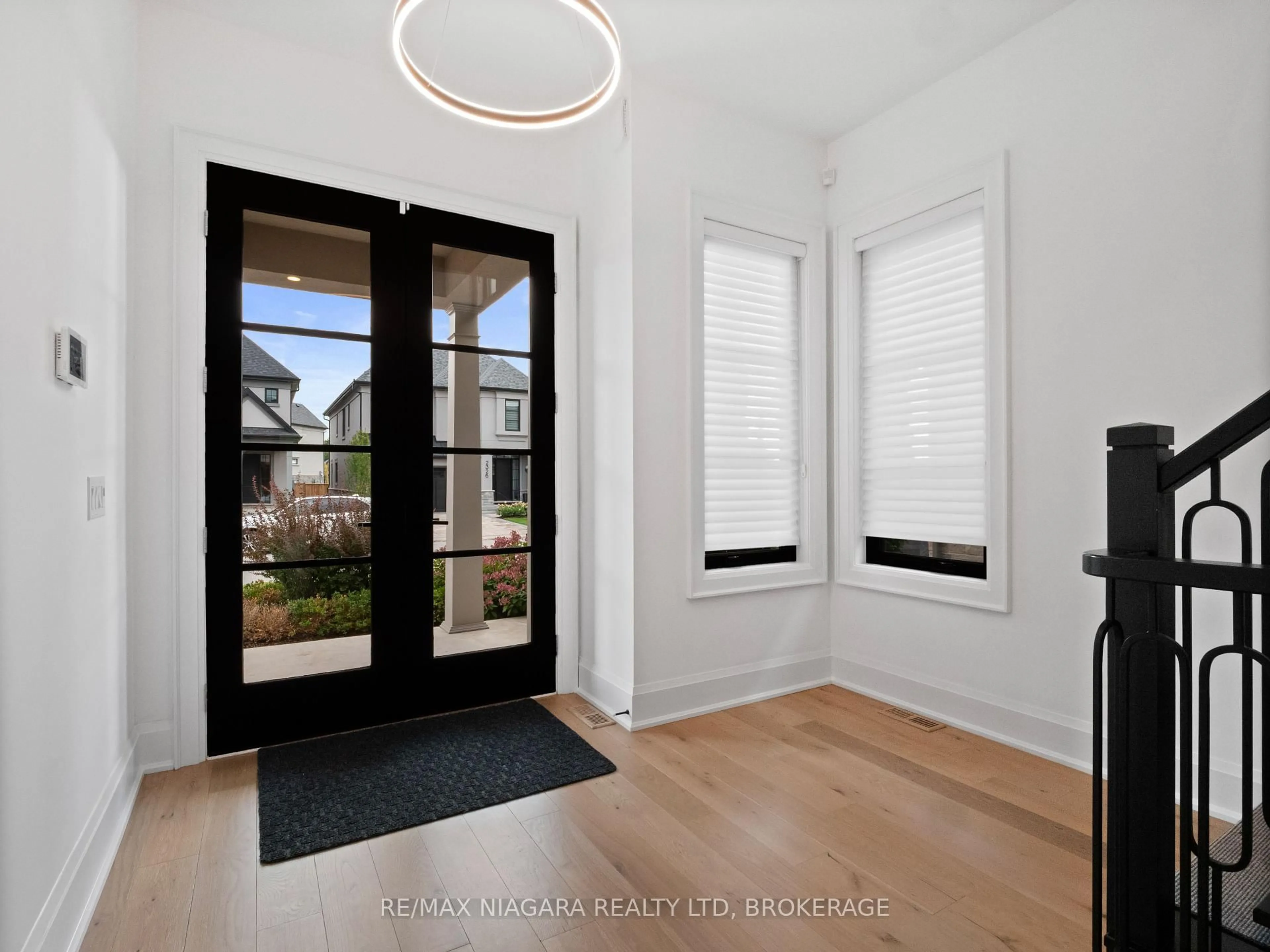 Indoor entryway for 2317 TERRAVITA Dr, Niagara Falls Ontario L2J 0E9