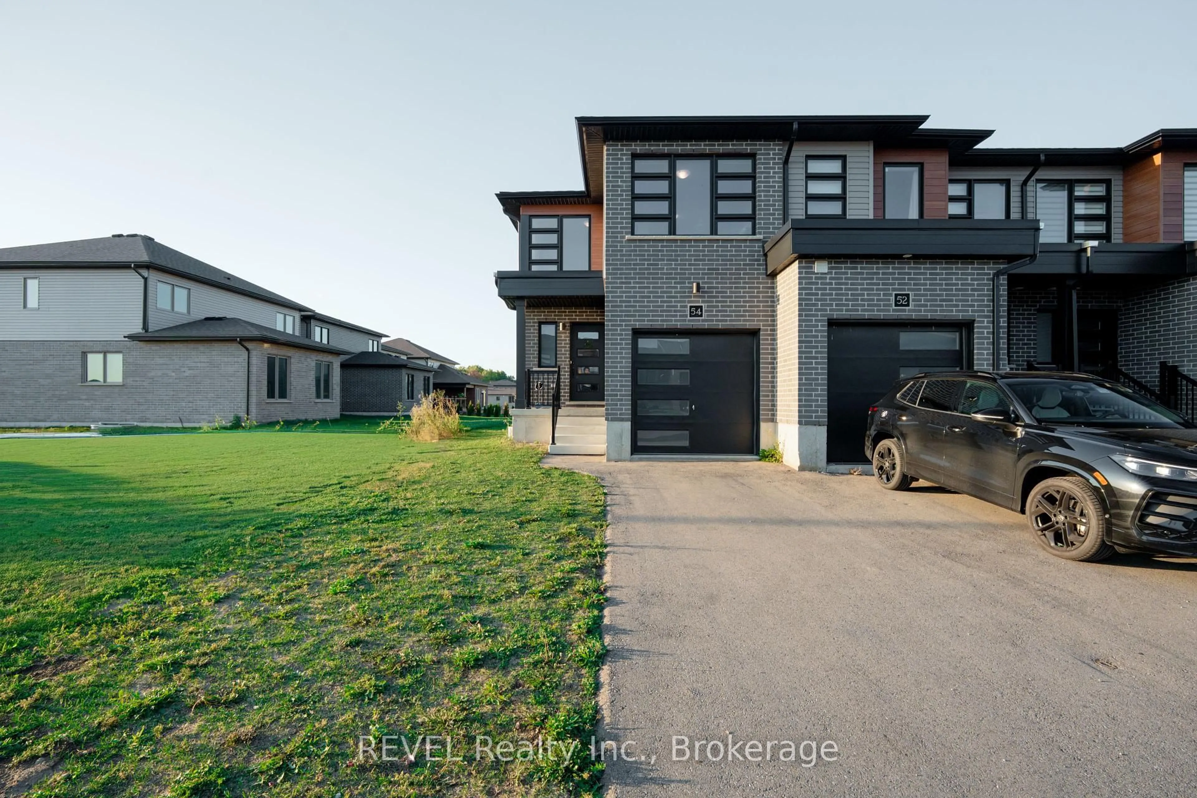 A pic from outside/outdoor area/front of a property/back of a property/a pic from drone, street for 54 Wilkinson Ave, Cambridge Ontario N1S 0E2