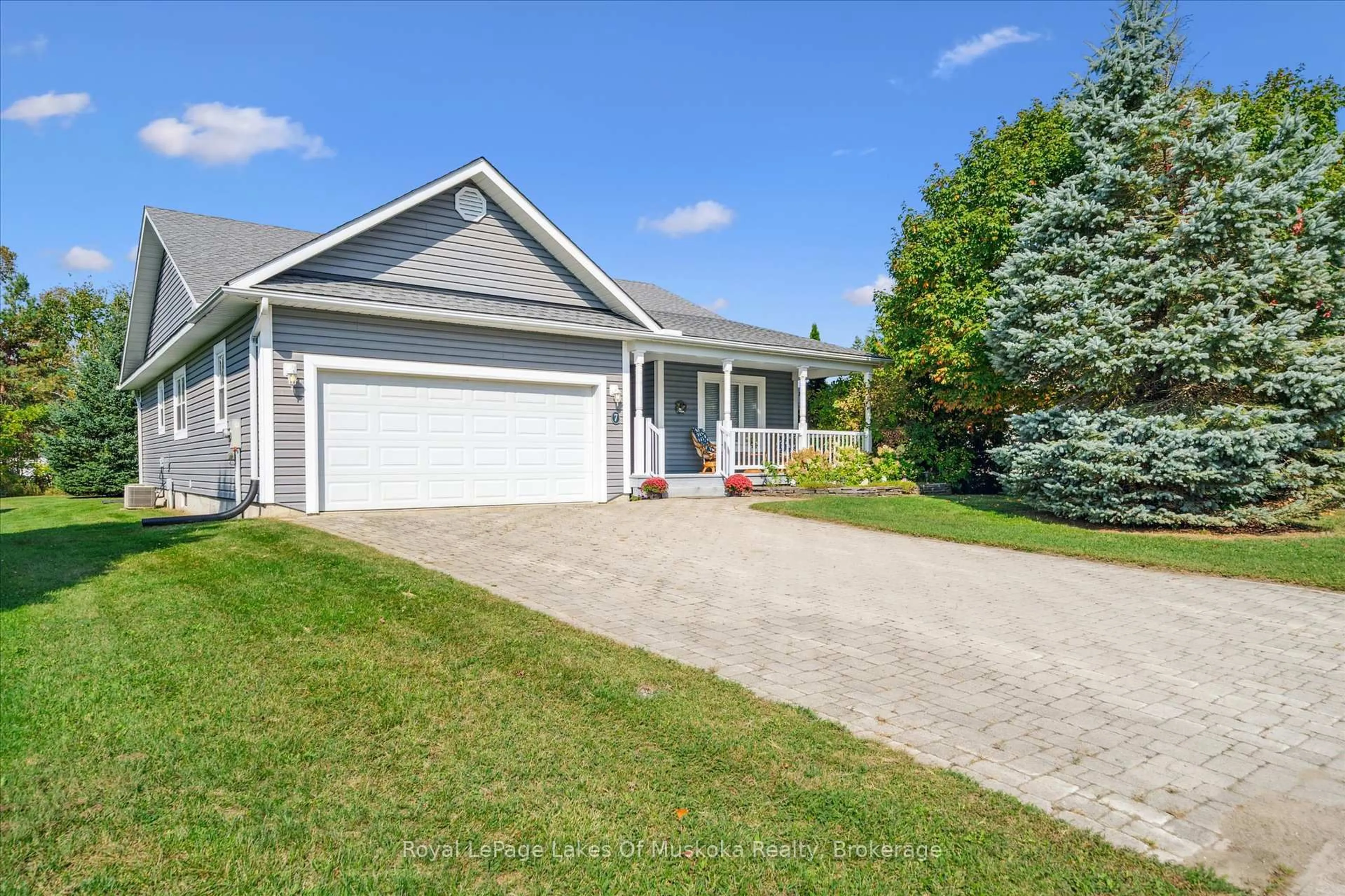 Home with vinyl exterior material, street for 7 Inveraray Crt, Bracebridge Ontario P1L 2H2