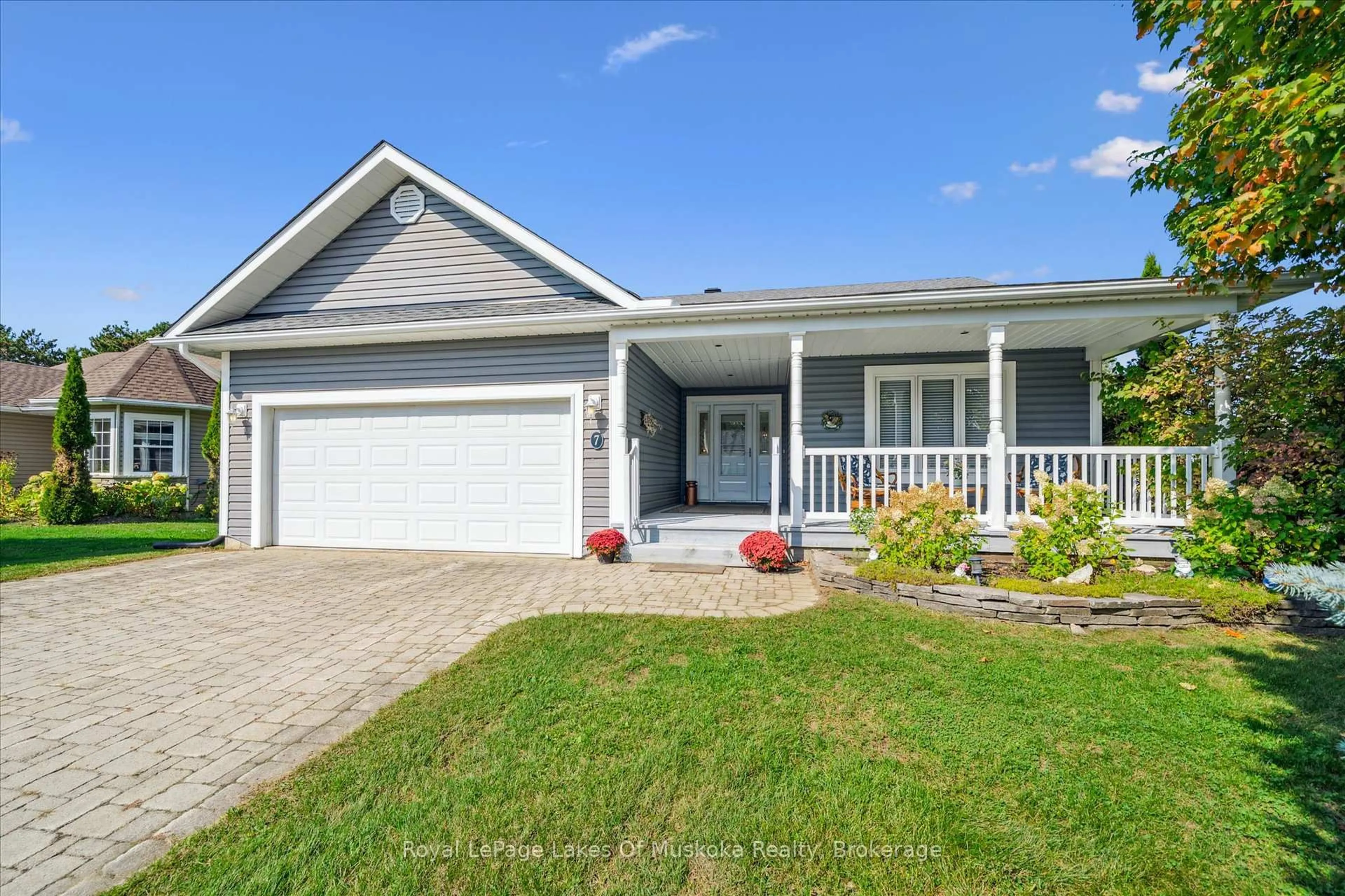 Home with vinyl exterior material, street for 7 Inveraray Crt, Bracebridge Ontario P1L 2H2