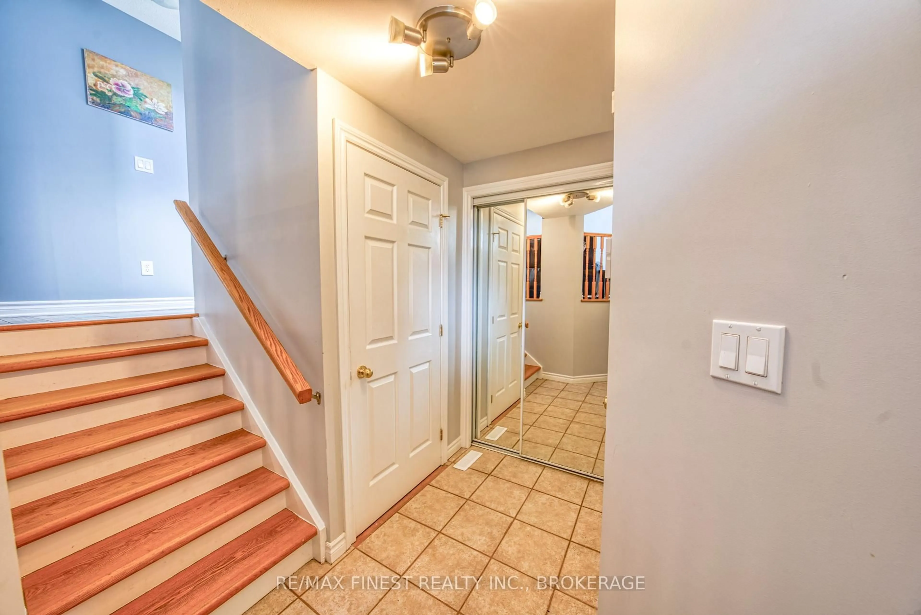 Indoor entryway for 938 Lombardy St, Kingston Ontario K7M 9C2