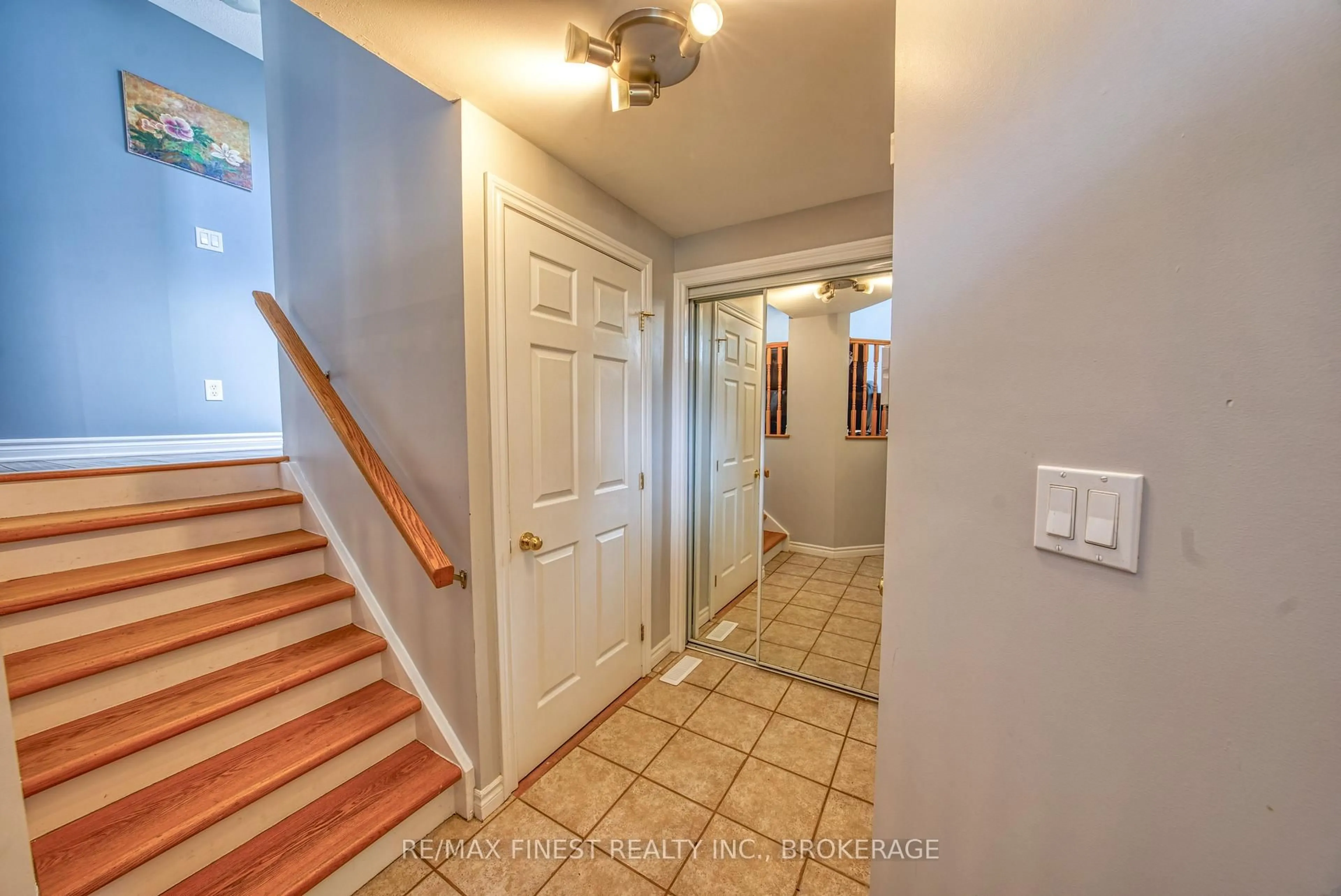 Indoor entryway for 938 Lombardy St, Kingston Ontario K7M 9C2