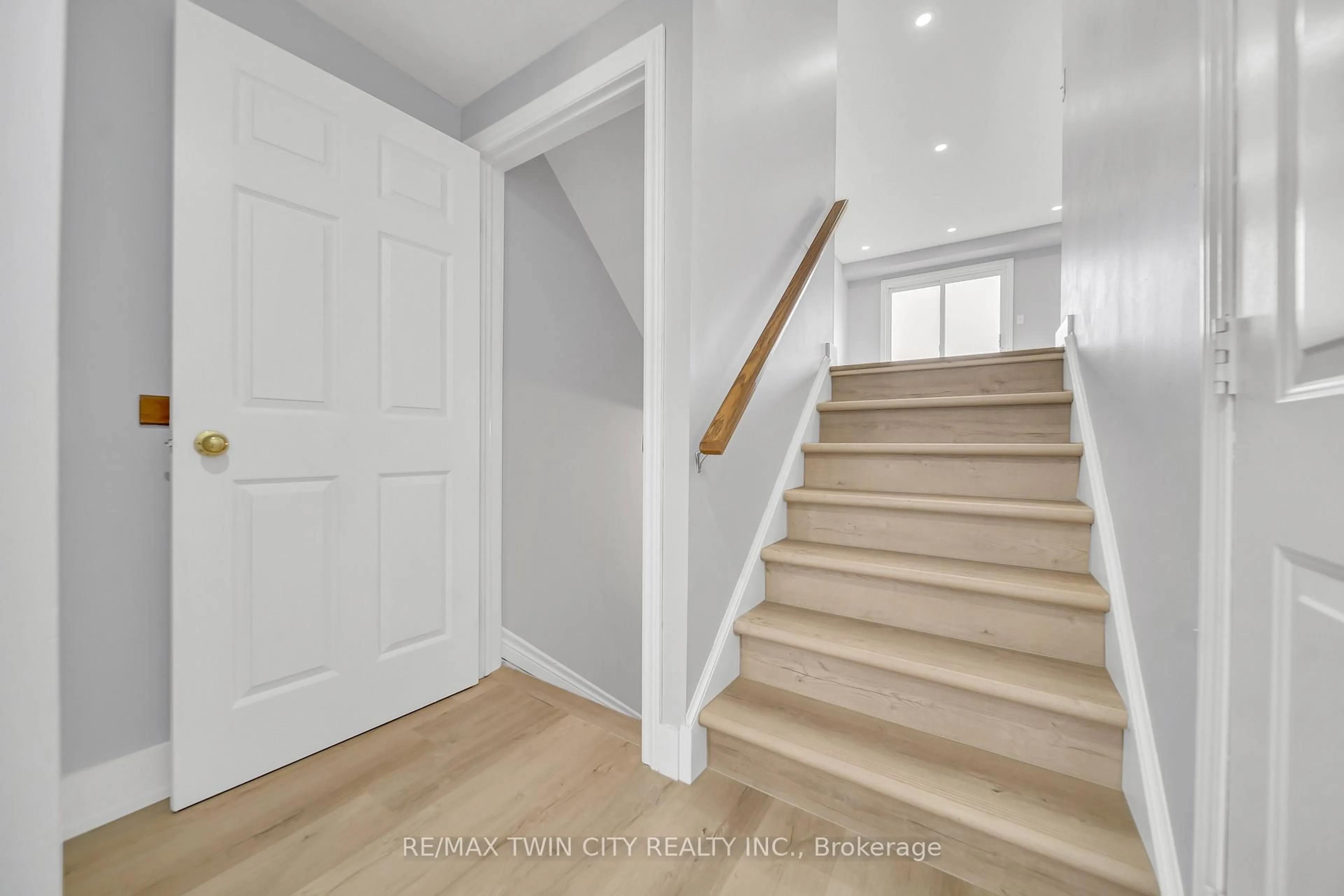 Stairs for 698 Activa Ave, Kitchener Ontario N2E 4E1