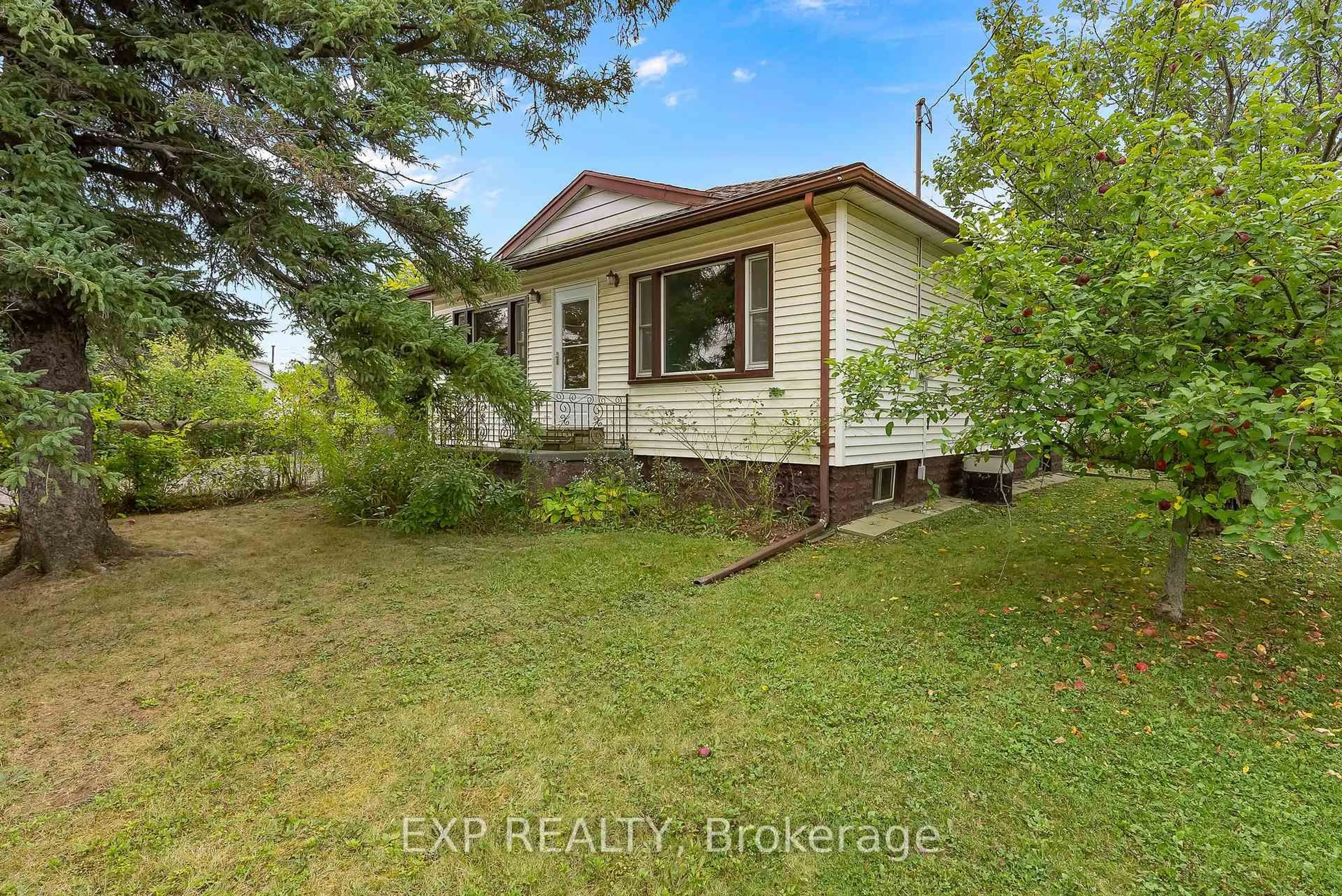A pic from outside/outdoor area/front of a property/back of a property/a pic from drone, street for 562 BROADWAY St, Welland Ontario L3C 5M5