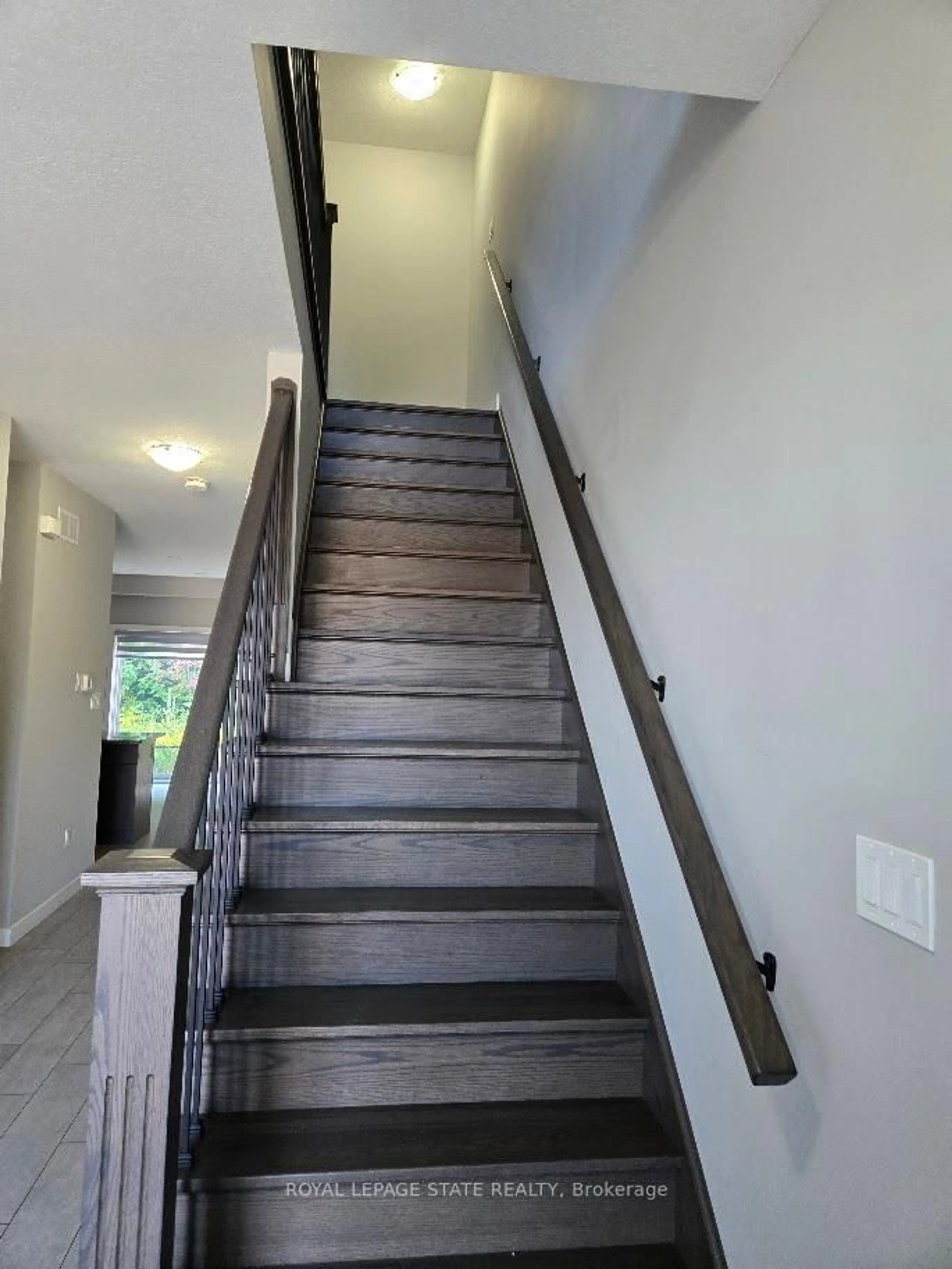 Stairs for 940 Robert Ferrie Dr, Kitchener Ontario N2R 0P9
