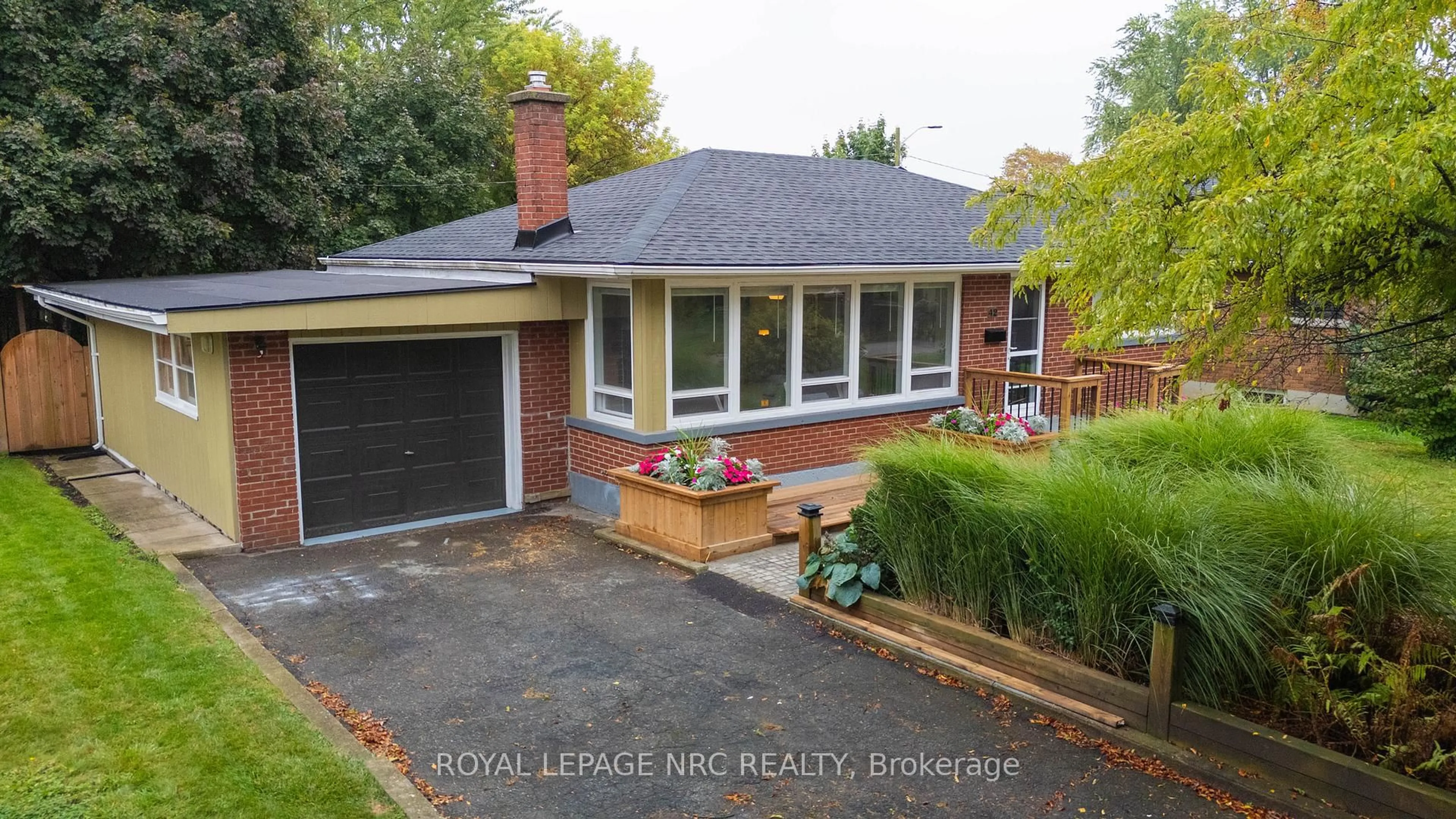 Home with brick exterior material, street for 42 Linwood Dr, Welland Ontario L3C 2B6