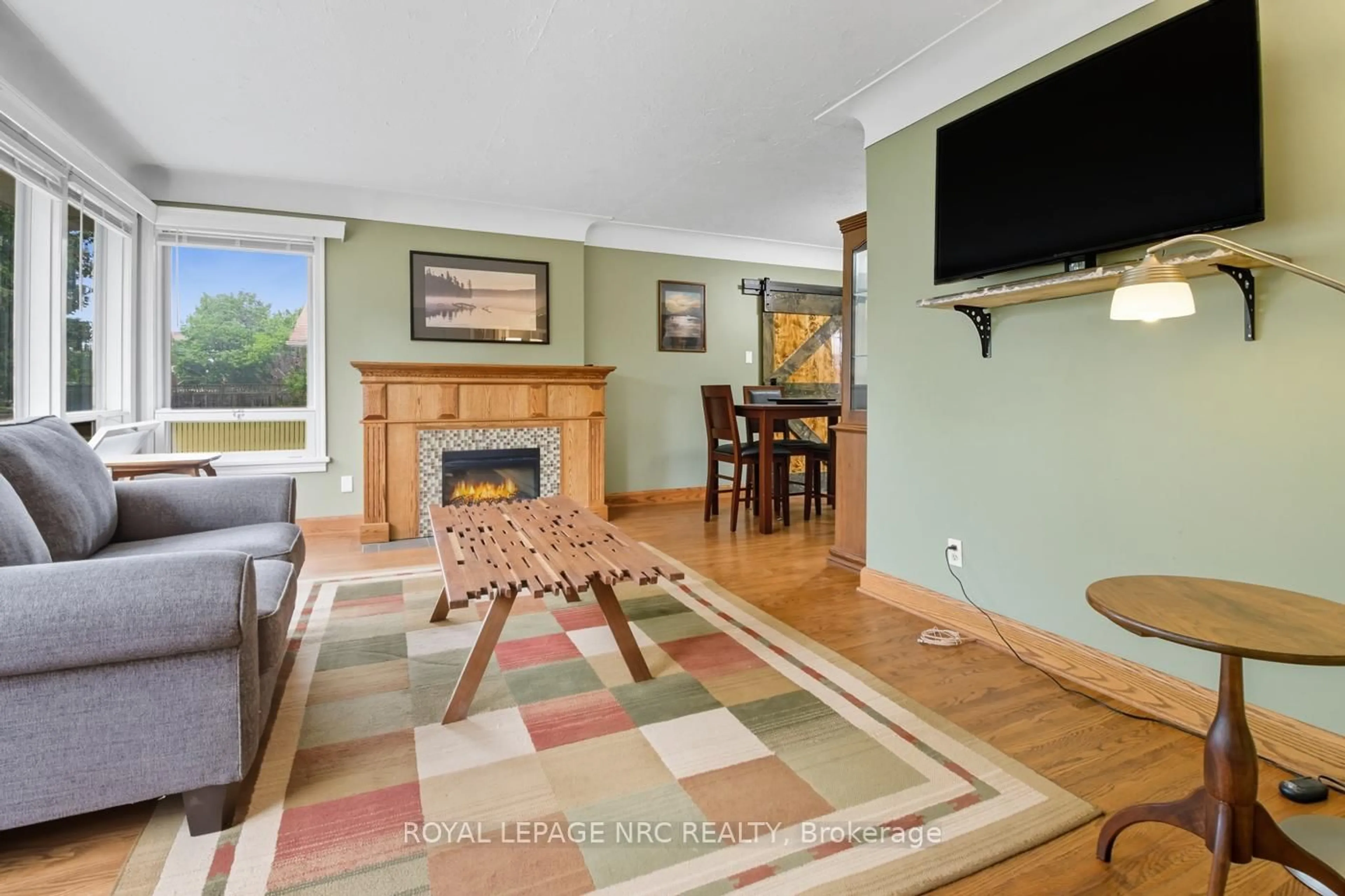 Living room with furniture, unknown for 42 Linwood Dr, Welland Ontario L3C 2B6