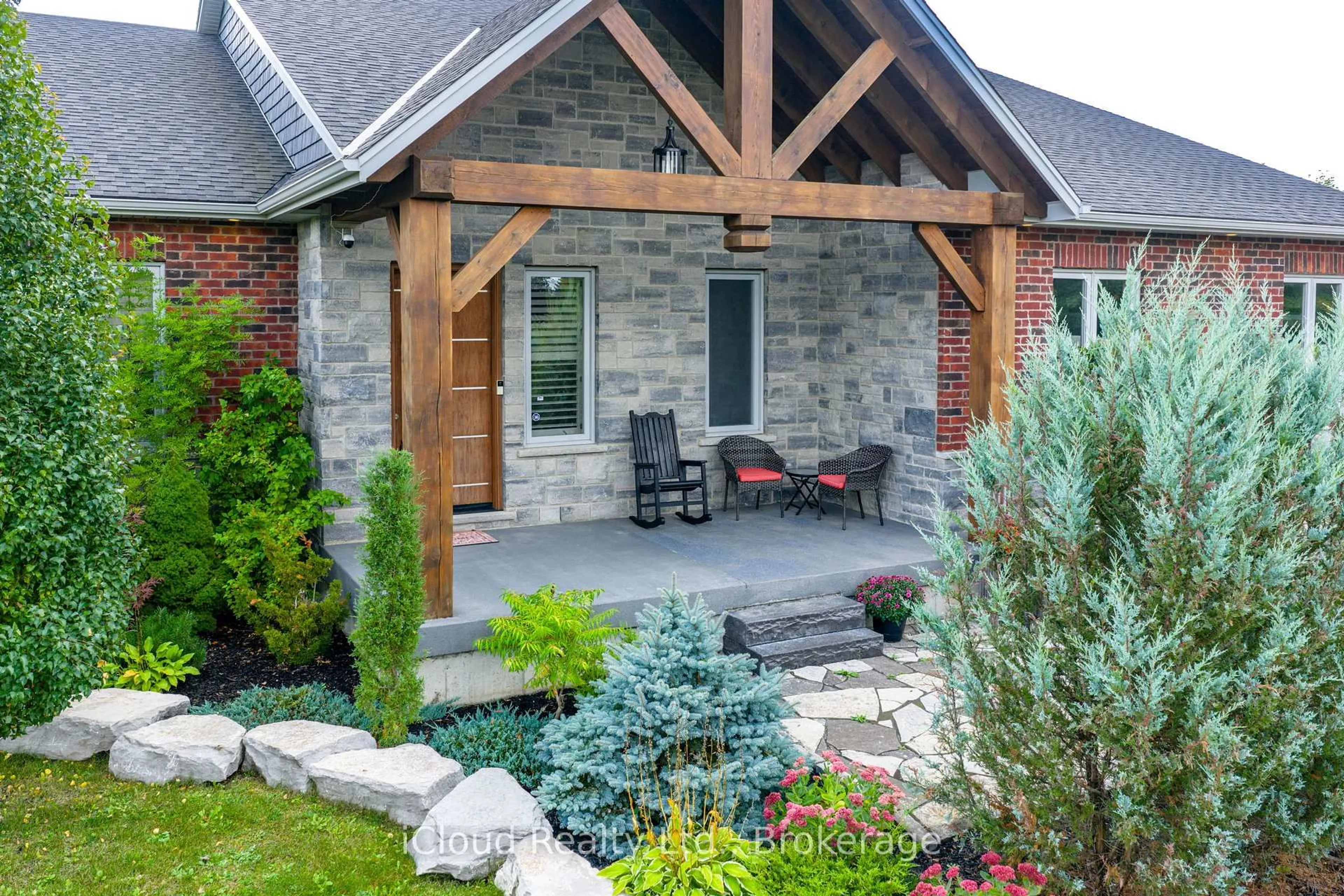 Patio, street for 9449 Wellington 22 Rd, Erin Ontario N0B 1Z0