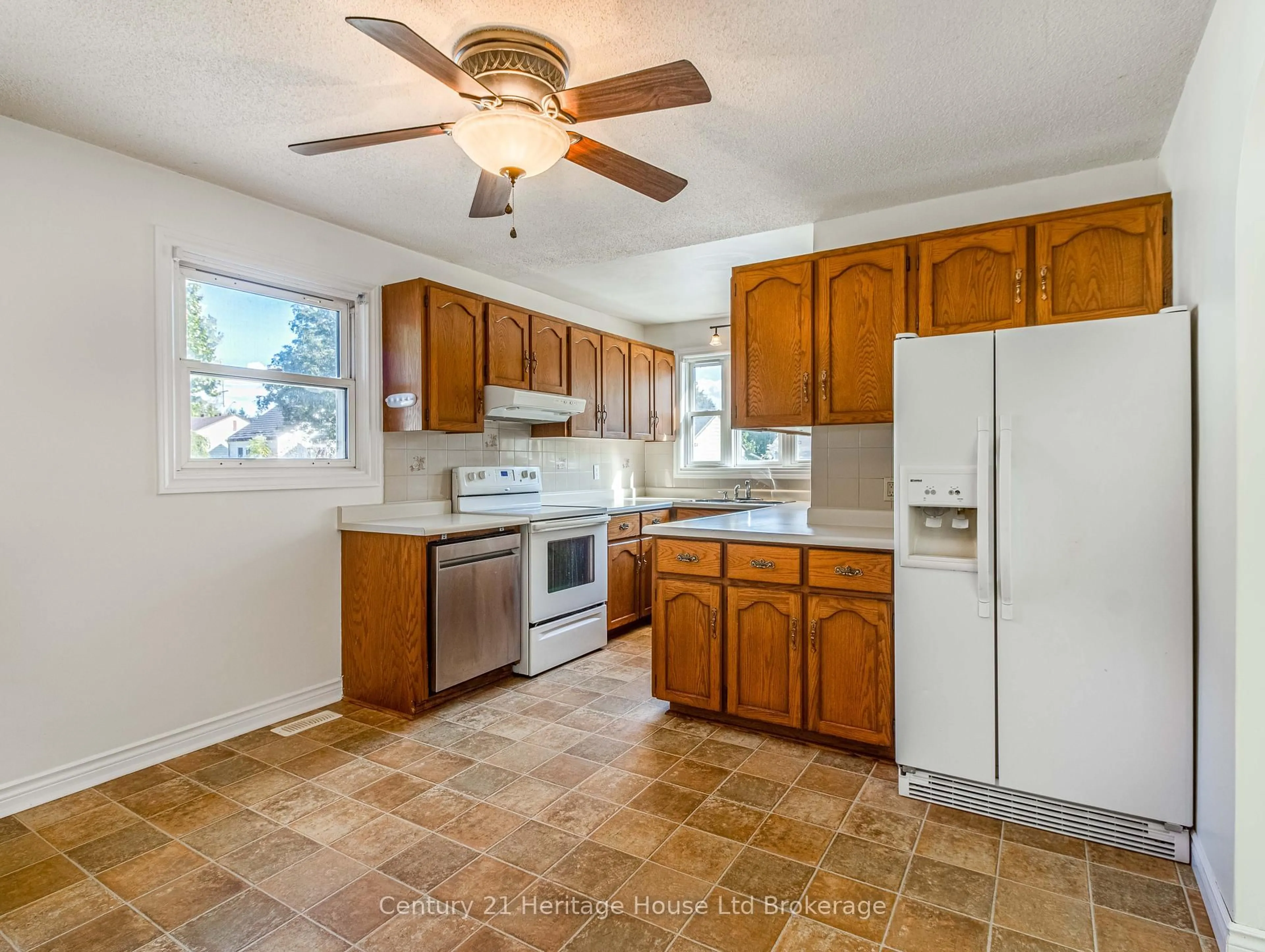 Standard kitchen, ceramic/tile floor for 675 Miller St, Woodstock Ontario N4S 5K2