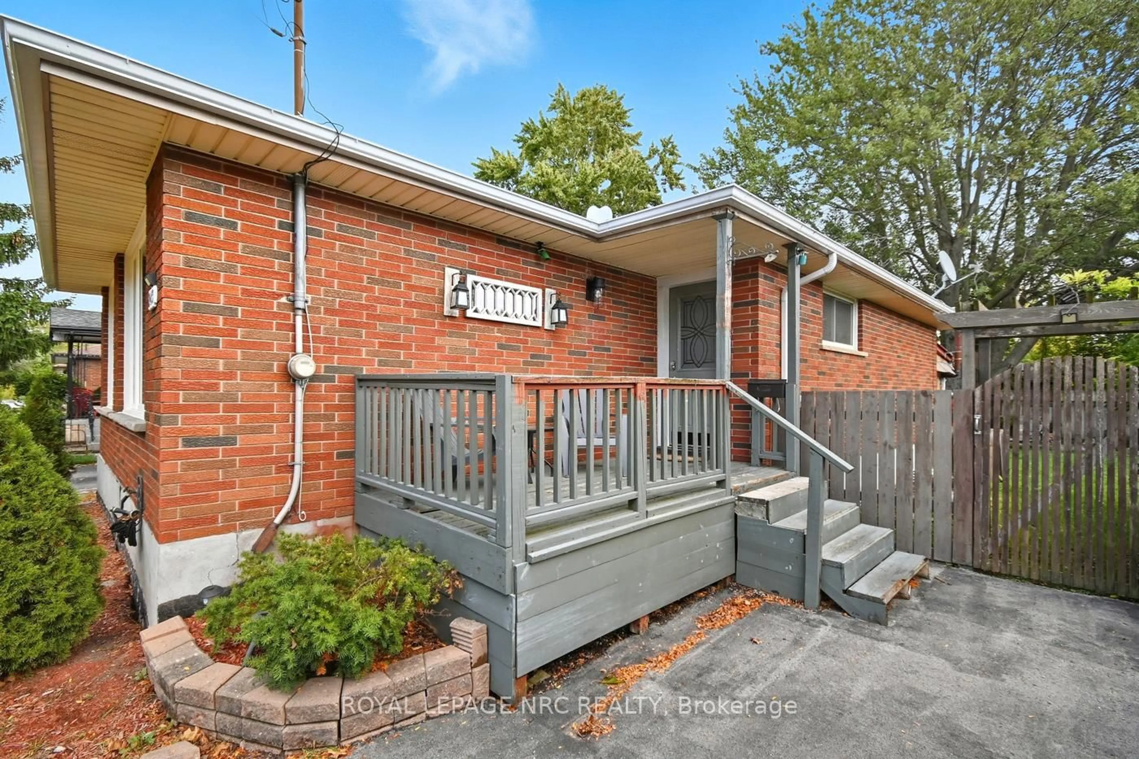 Home with brick exterior material, street for 243 Gross Ave, Welland Ontario L3C 2V1