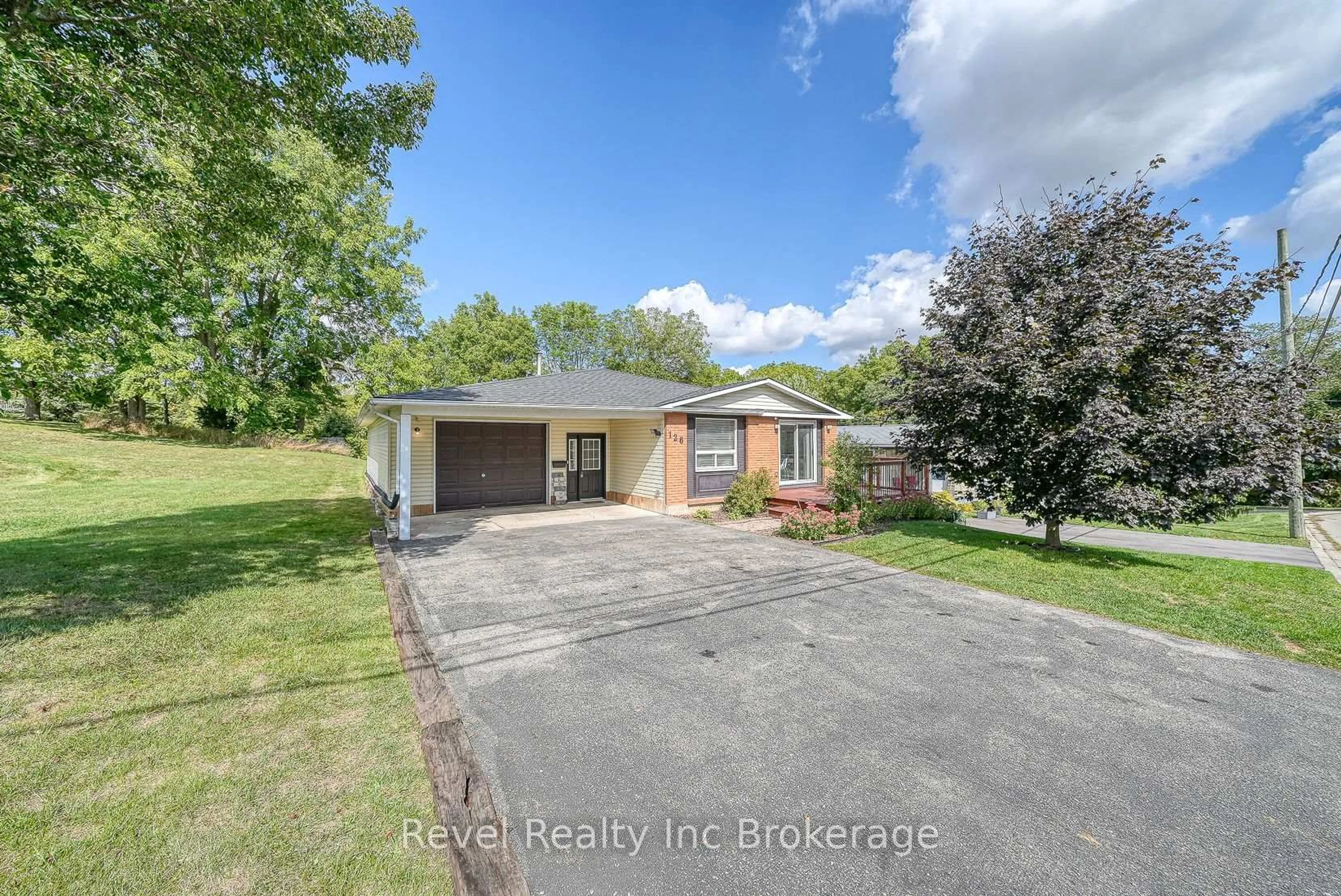 A pic from outside/outdoor area/front of a property/back of a property/a pic from drone, water/lake/river/ocean view for 126 Innes St, Ingersoll Ontario N5C 2R5