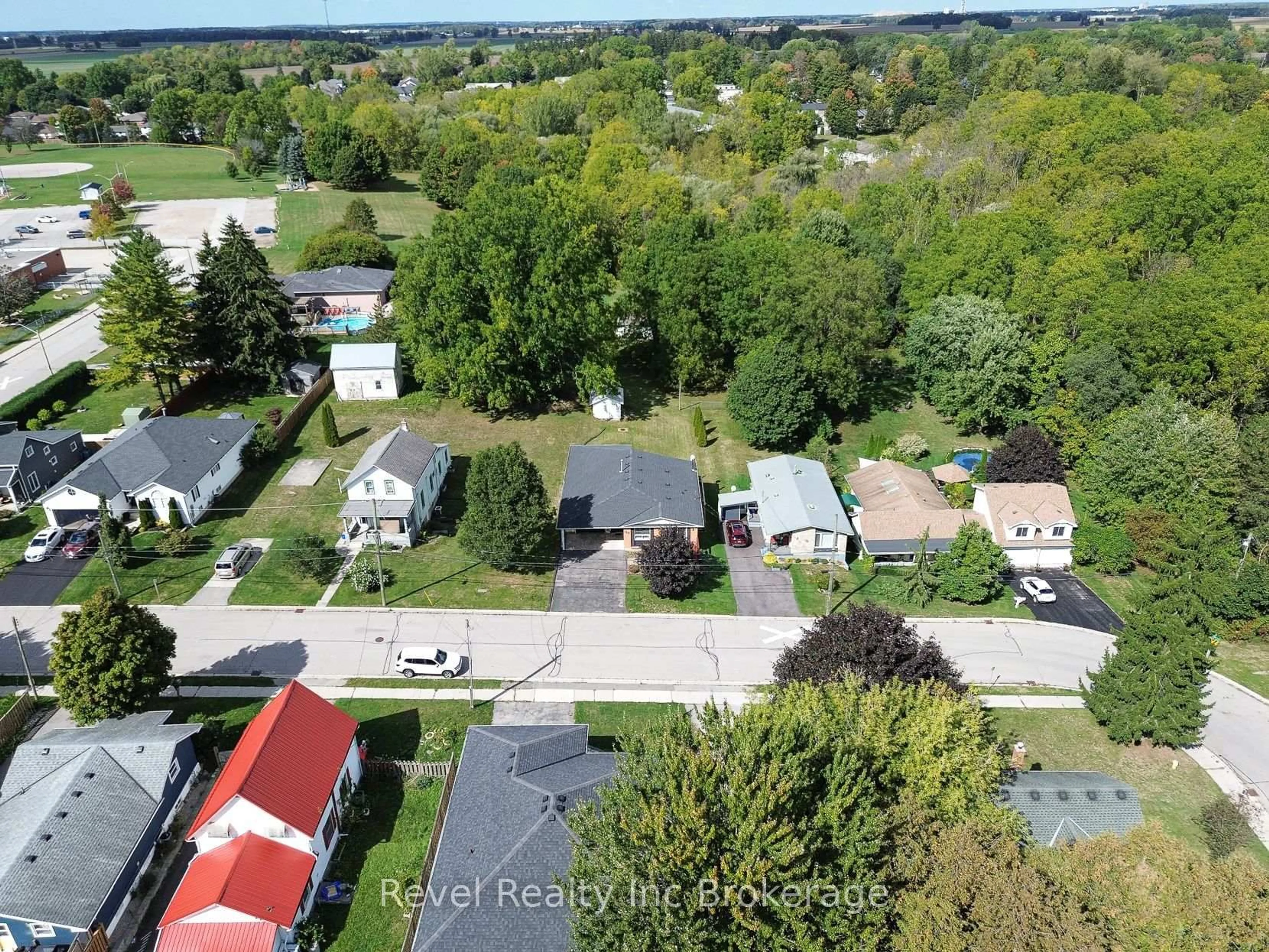 A pic from outside/outdoor area/front of a property/back of a property/a pic from drone, street for 126 Innes St, Ingersoll Ontario N5C 2R5