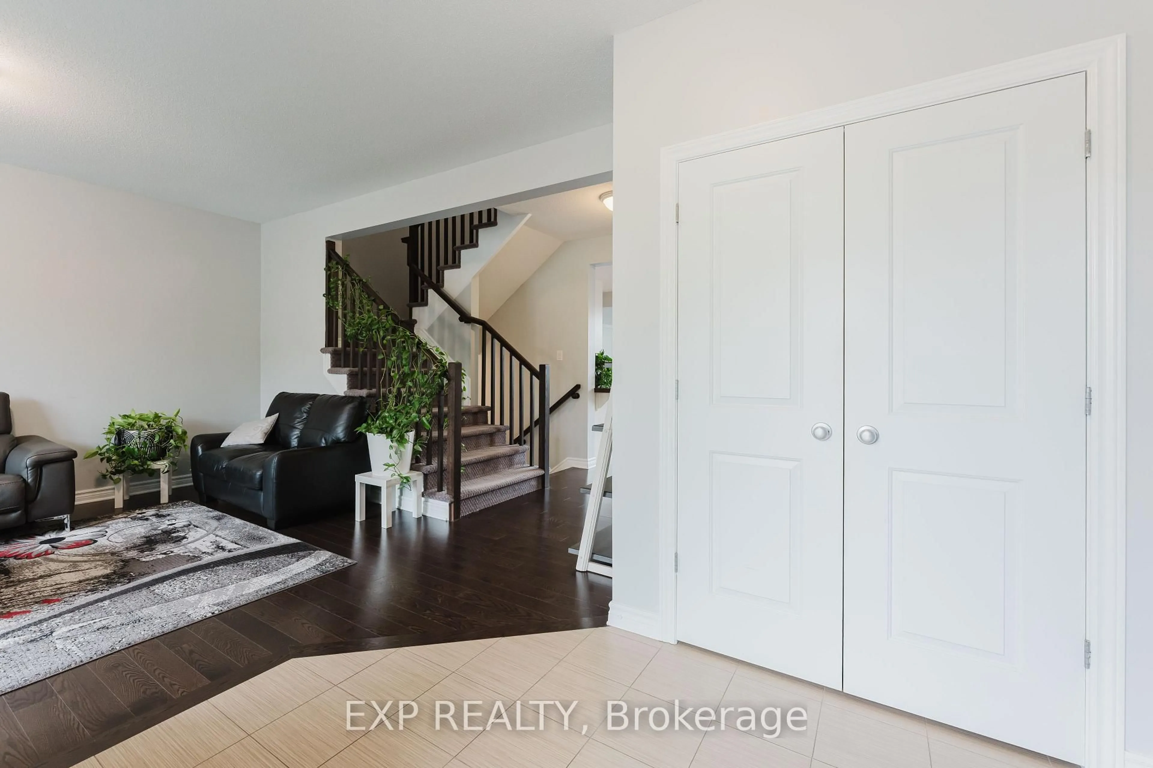 Indoor entryway for 400 Sweetflag St, Ottawa Ontario K2J 5Y6