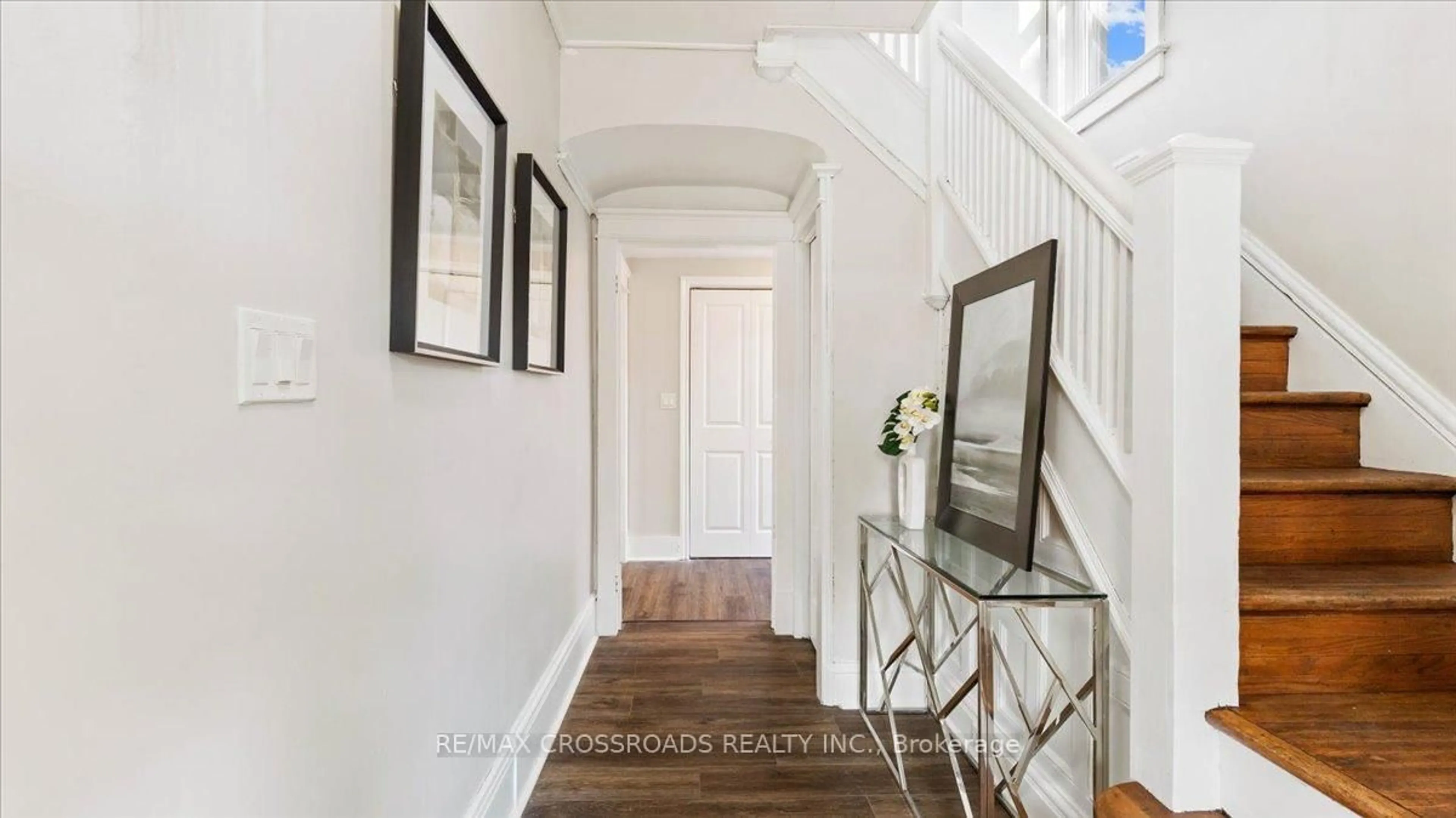 Indoor entryway for 24 CATHARINE St, Belleville Ontario K8P 1L2