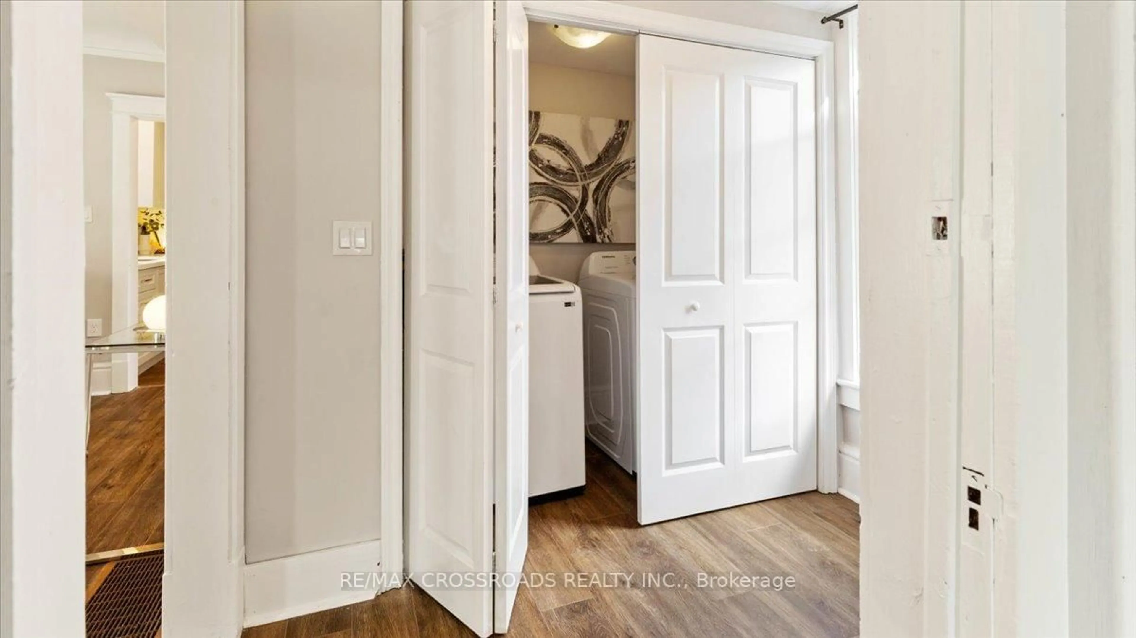 Indoor entryway for 24 CATHARINE St, Belleville Ontario K8P 1L2