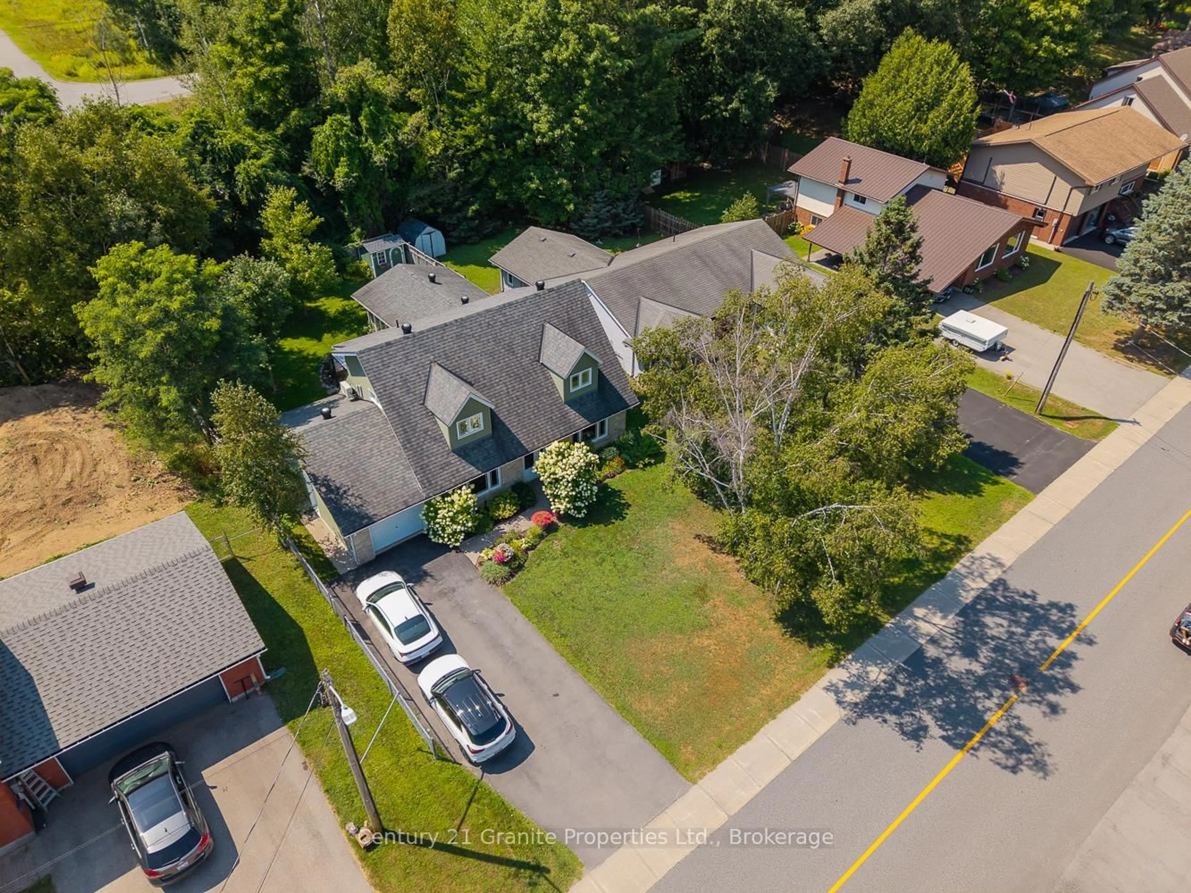 A pic from outside/outdoor area/front of a property/back of a property/a pic from drone, street for 7 Tudhope St, Parry Sound Ontario P2A 2H9