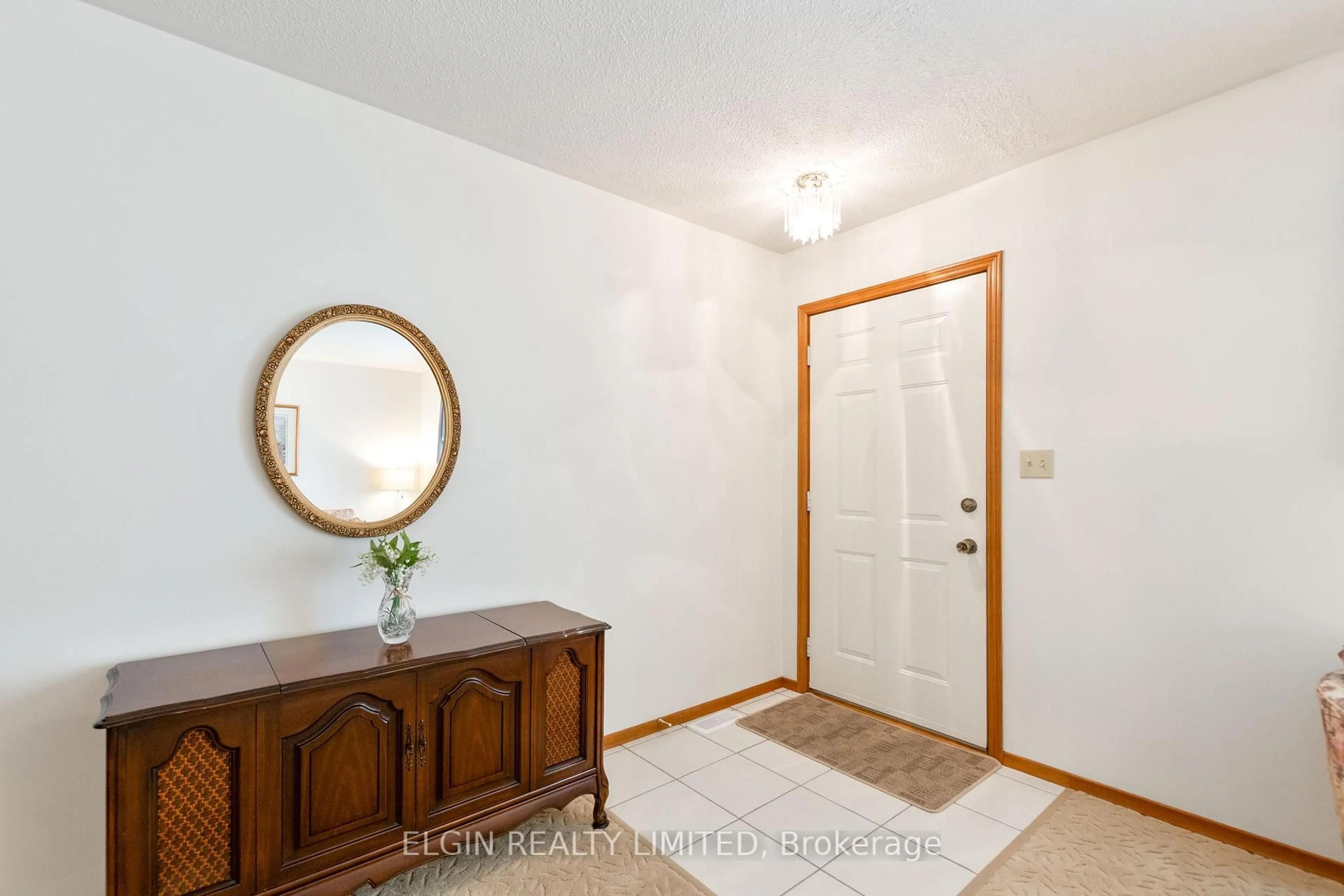Indoor entryway for 45 Bonnie Pl, St. Thomas Ontario N5R 5W5