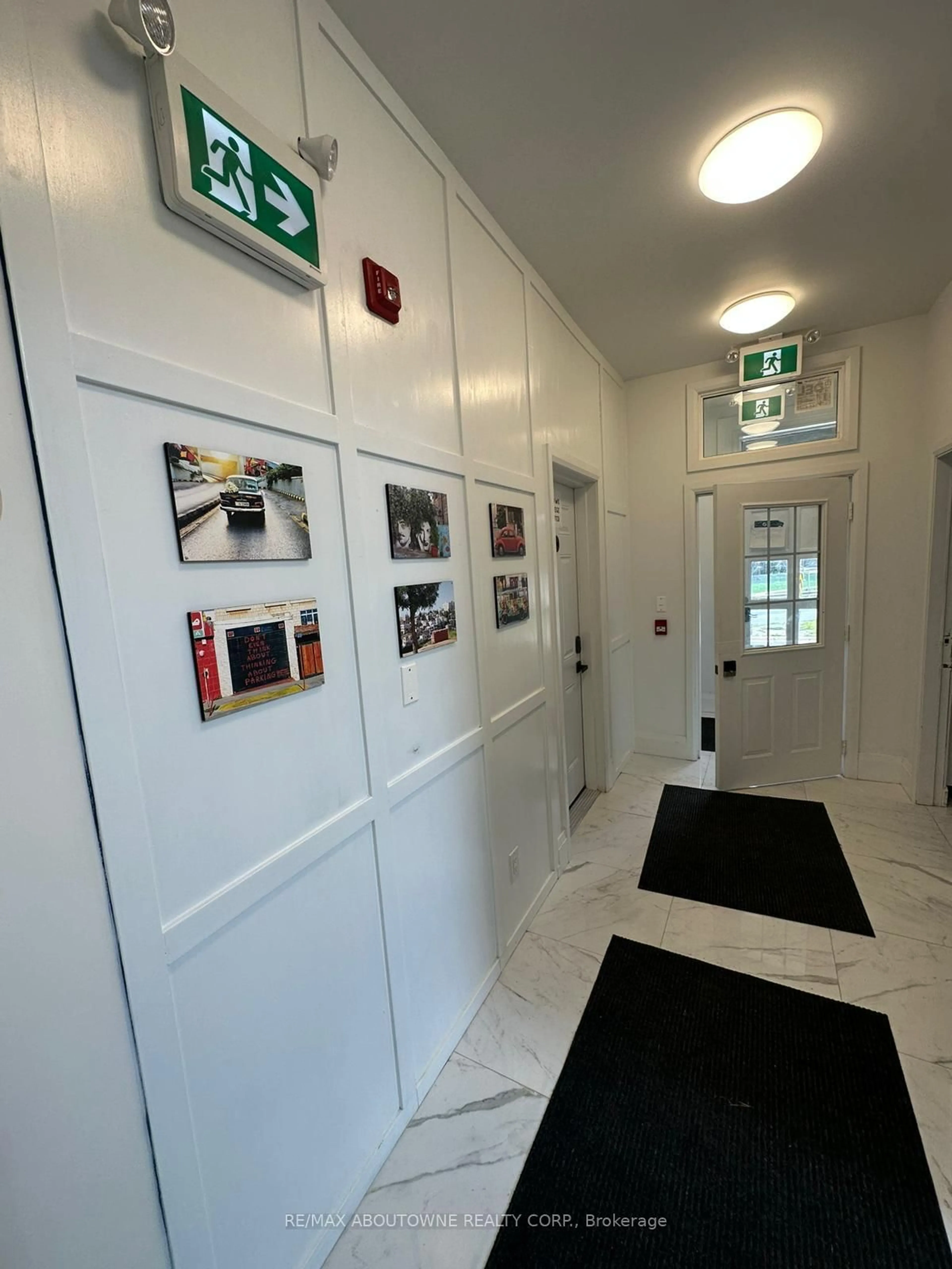 Indoor foyer for 66 Wellington St, Hamilton Ontario L8N 2R1