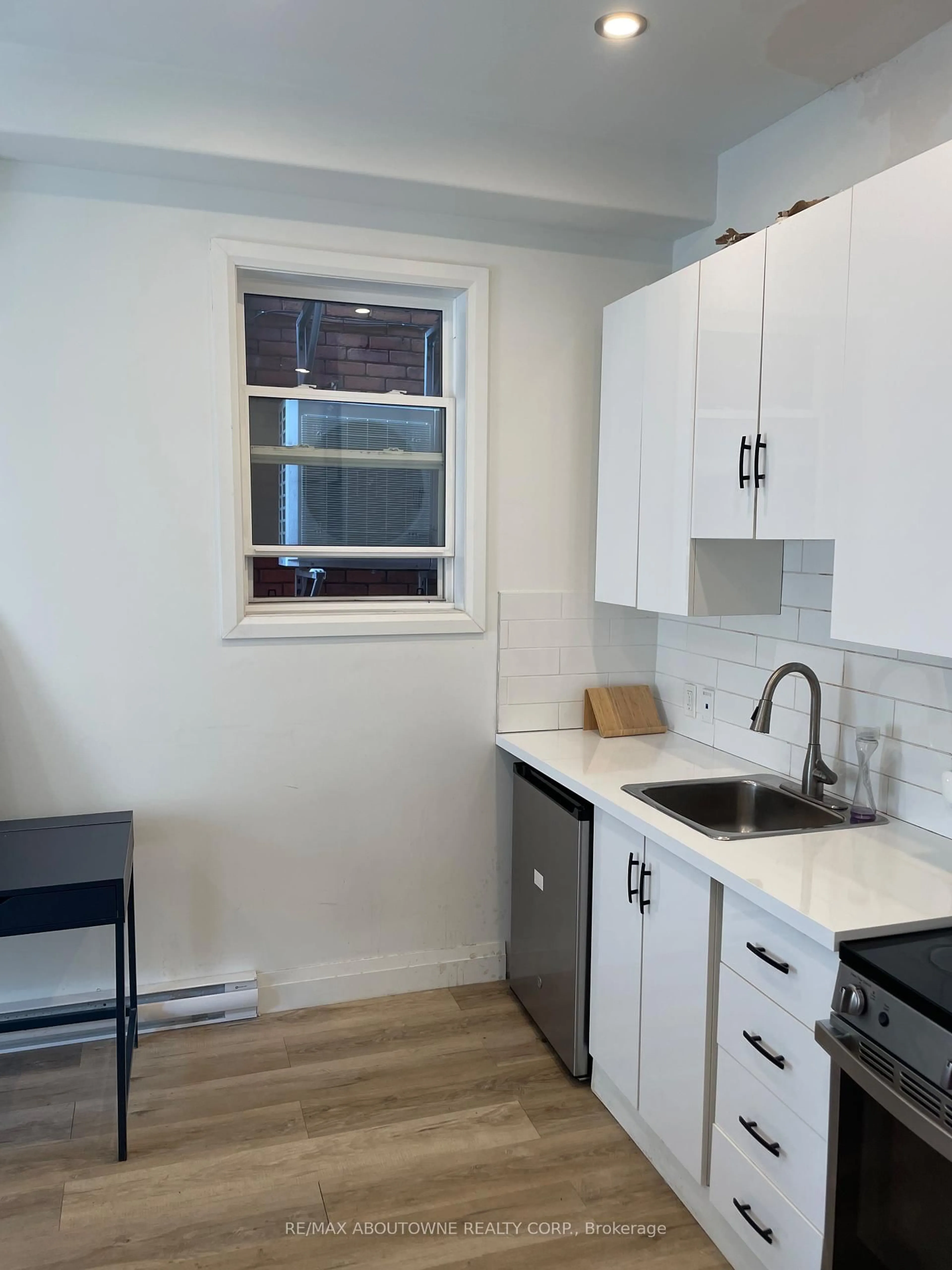 Standard kitchen, unknown for 66 Wellington St, Hamilton Ontario L8N 2R1