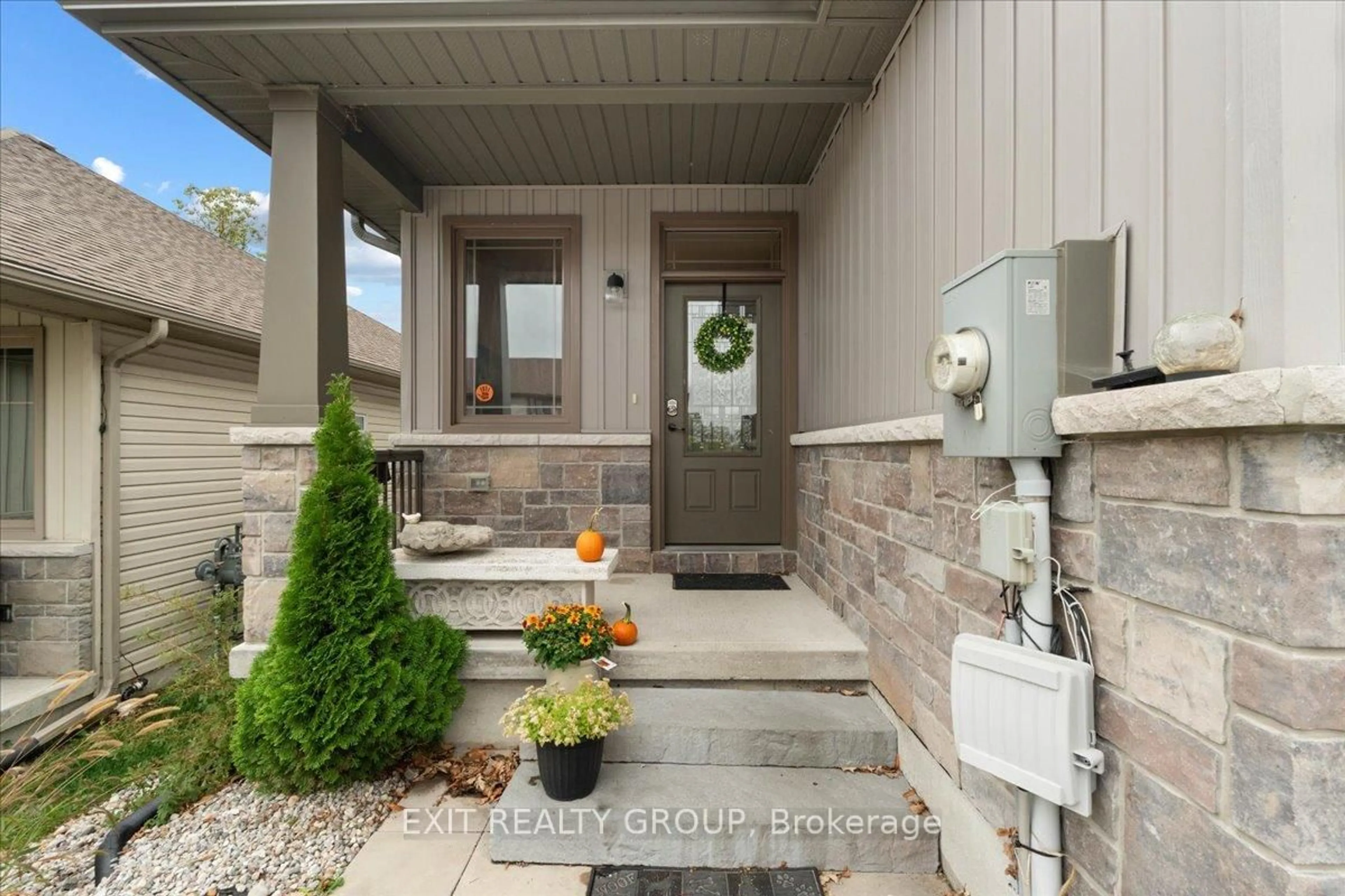 Indoor entryway for 35 Ledgerock Crt, Quinte West Ontario K8R 0A1