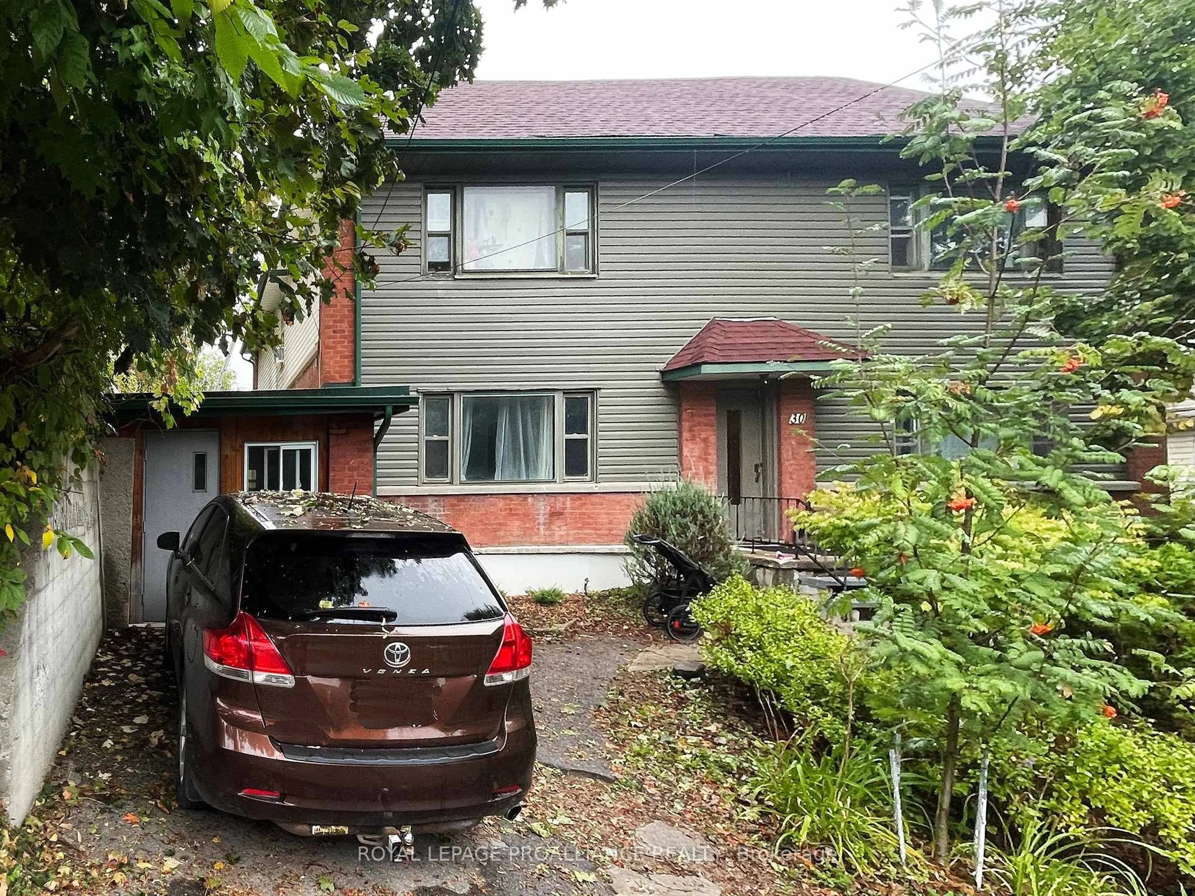 A pic from outside/outdoor area/front of a property/back of a property/a pic from drone, street for 30 James St, Peterborough Ontario K9H 1C5