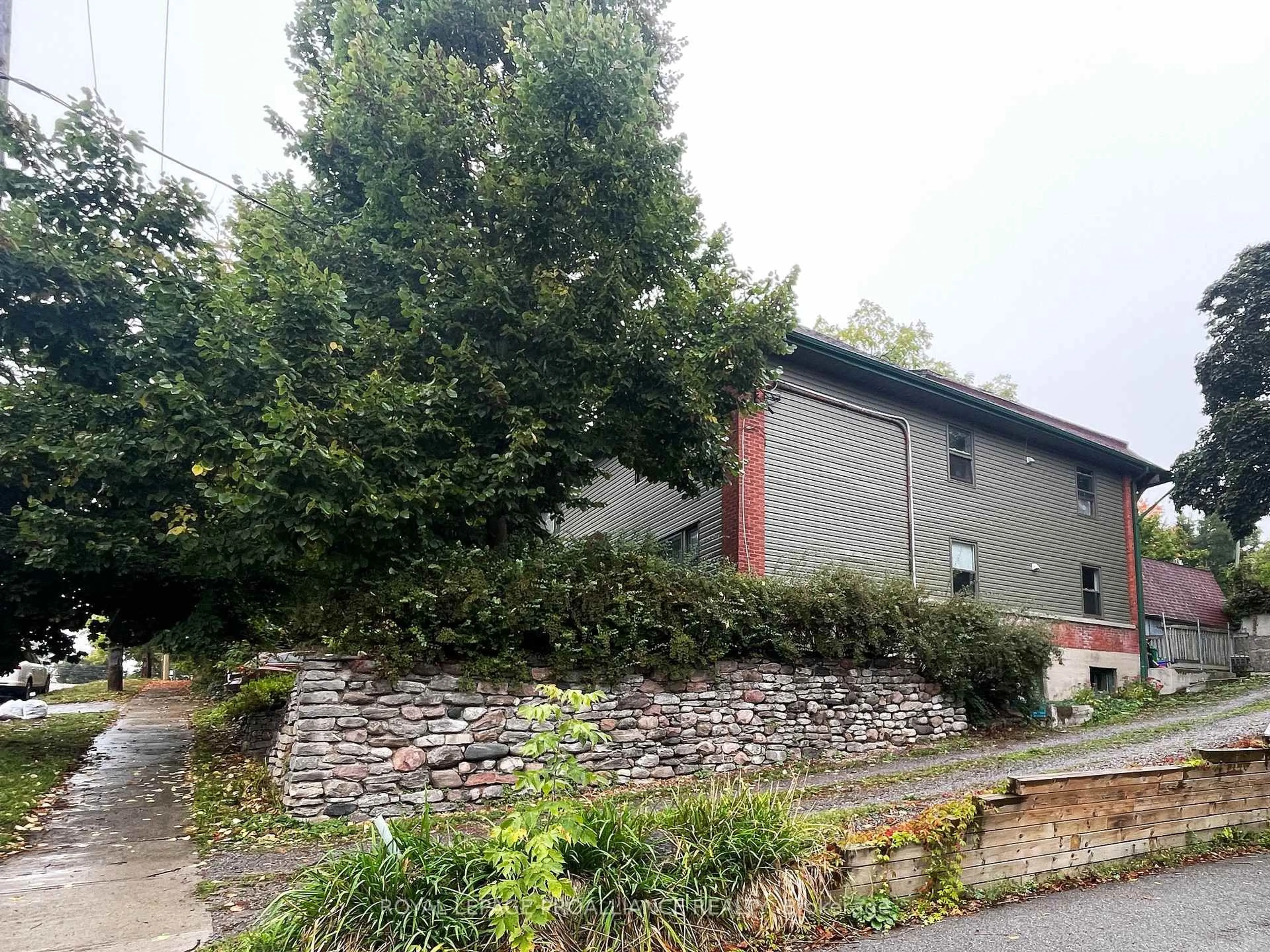 A pic from outside/outdoor area/front of a property/back of a property/a pic from drone, building for 30 James St, Peterborough Ontario K9H 1C5