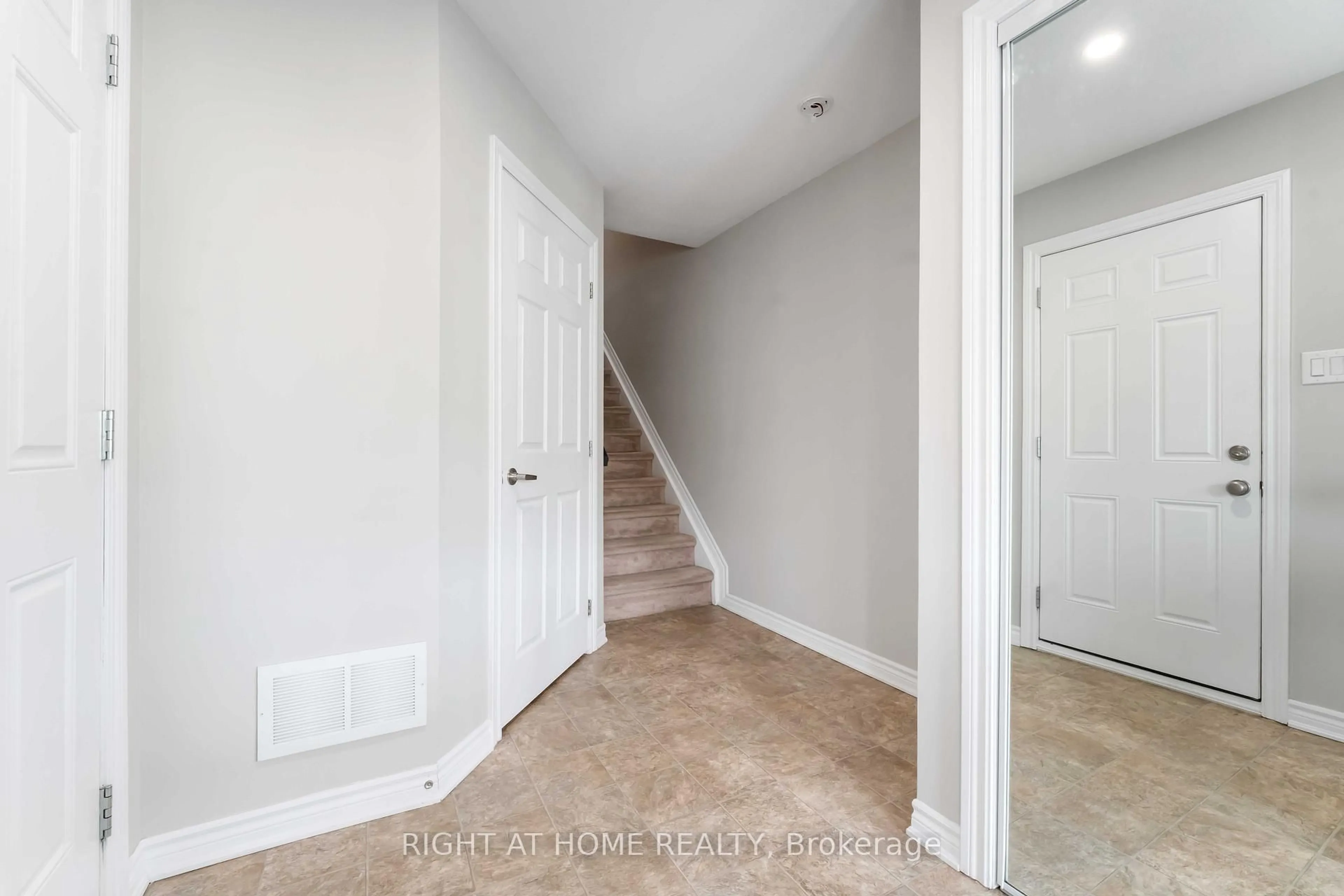 Indoor entryway for 246 Cayman Rd, Ottawa Ontario K2S 0N8