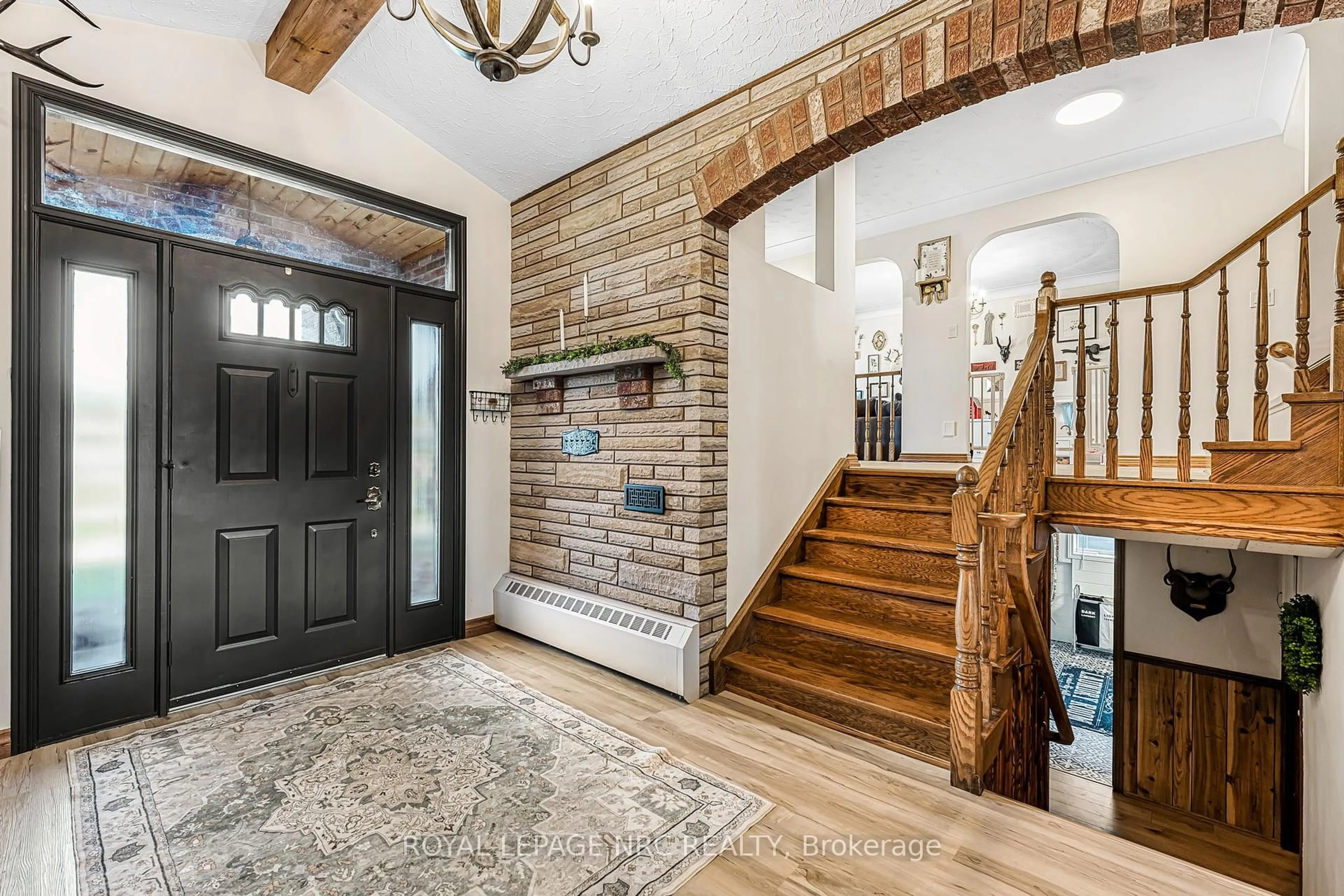 Indoor entryway for 15 Oxford Blvd, Port Colborne Ontario L3K 5C8