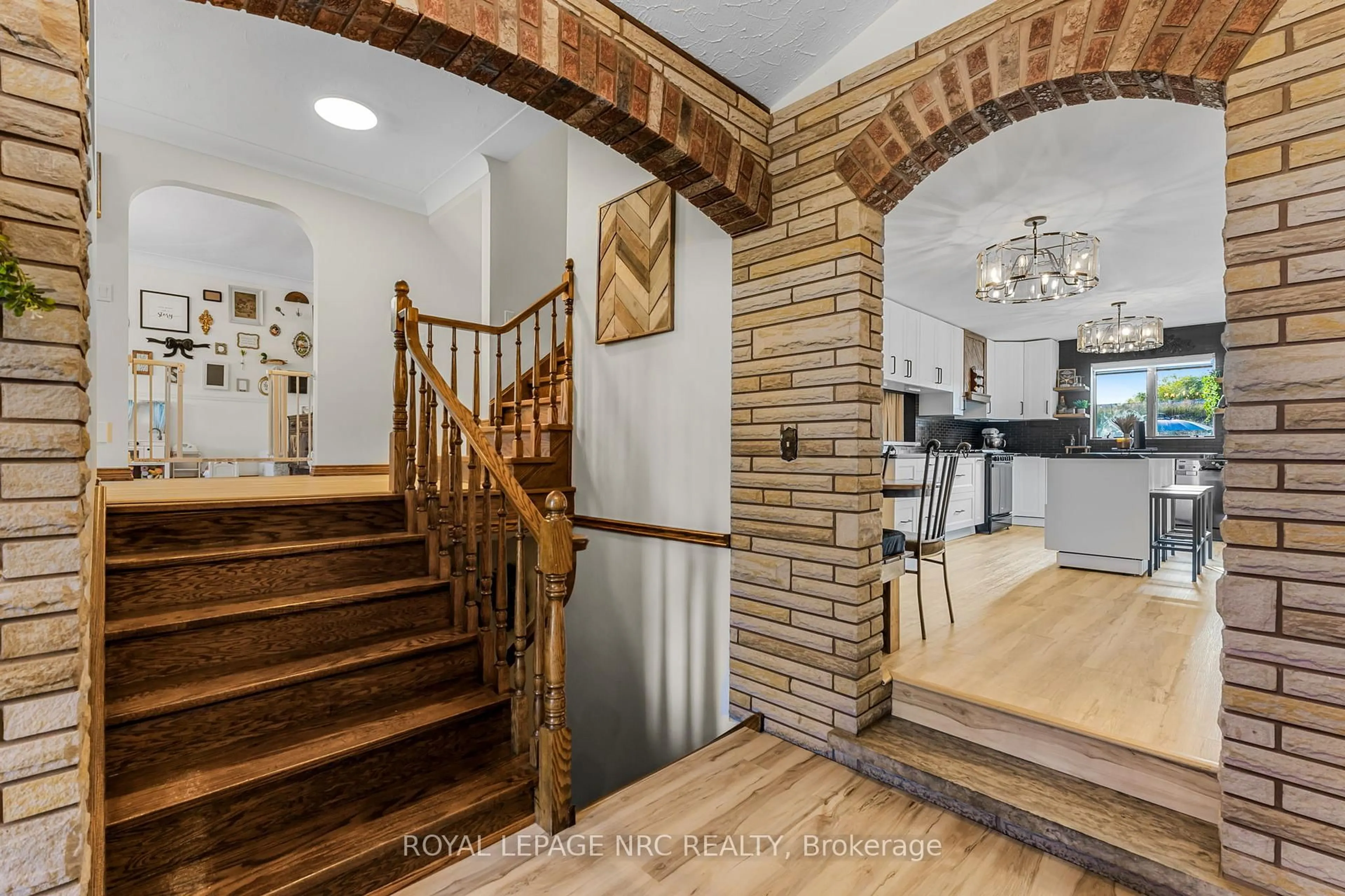 Indoor entryway for 15 Oxford Blvd, Port Colborne Ontario L3K 5C8