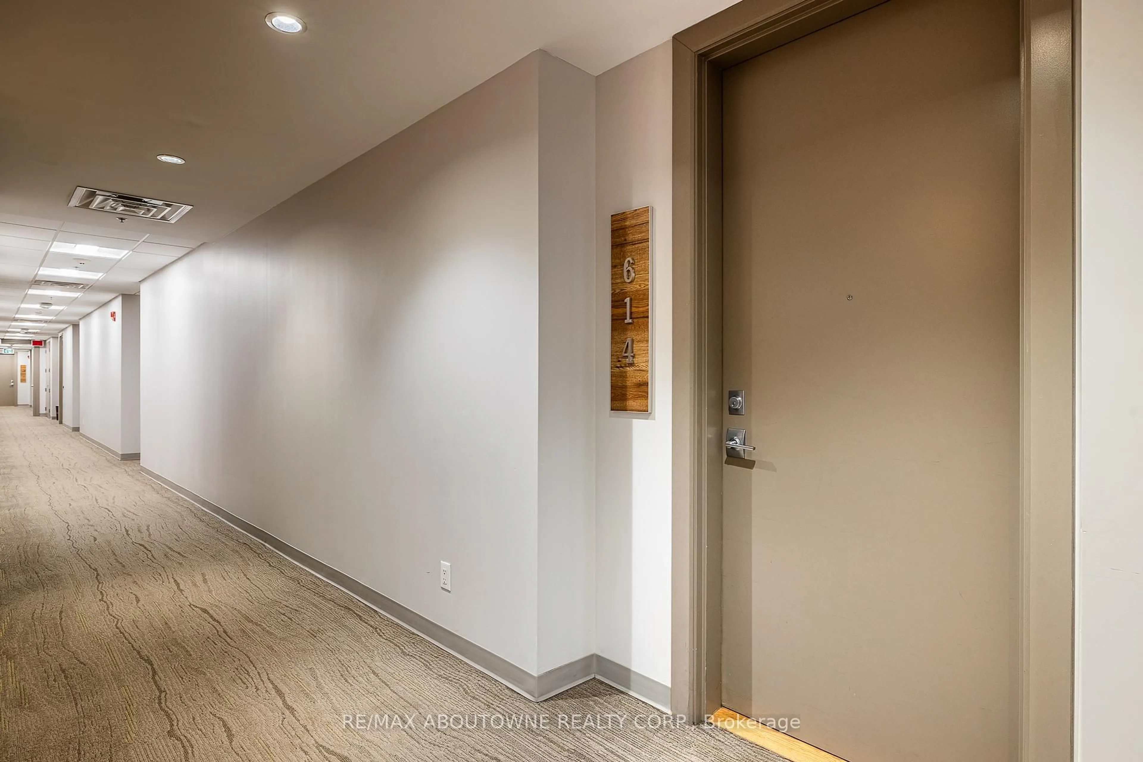 Indoor foyer for 40 Esplanade Lane #614, Grimsby Ontario L3M 0G9