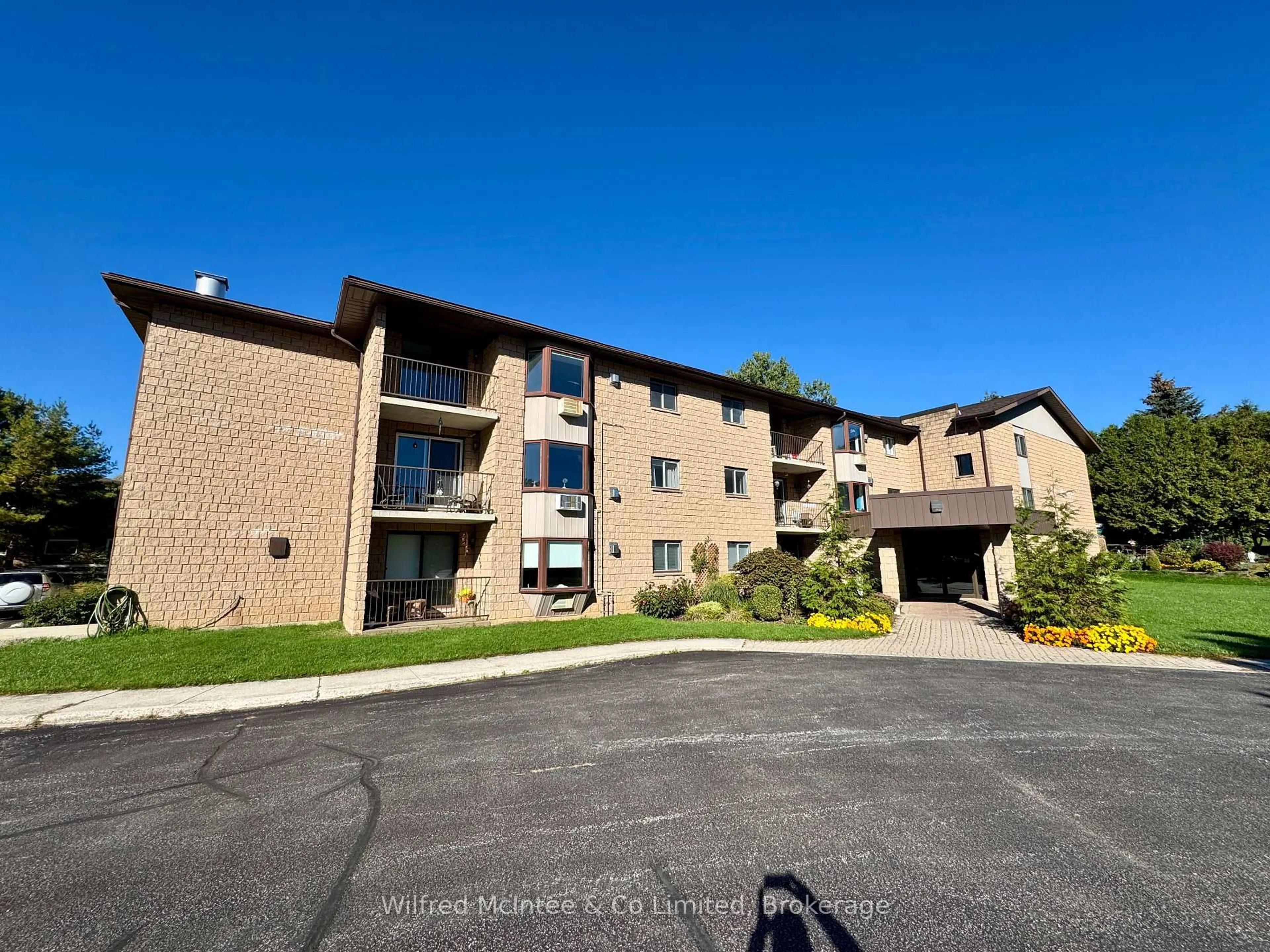 A pic from outside/outdoor area/front of a property/back of a property/a pic from drone, unknown for 225 Hinks St #305, Brockton Ontario N0G 2V0
