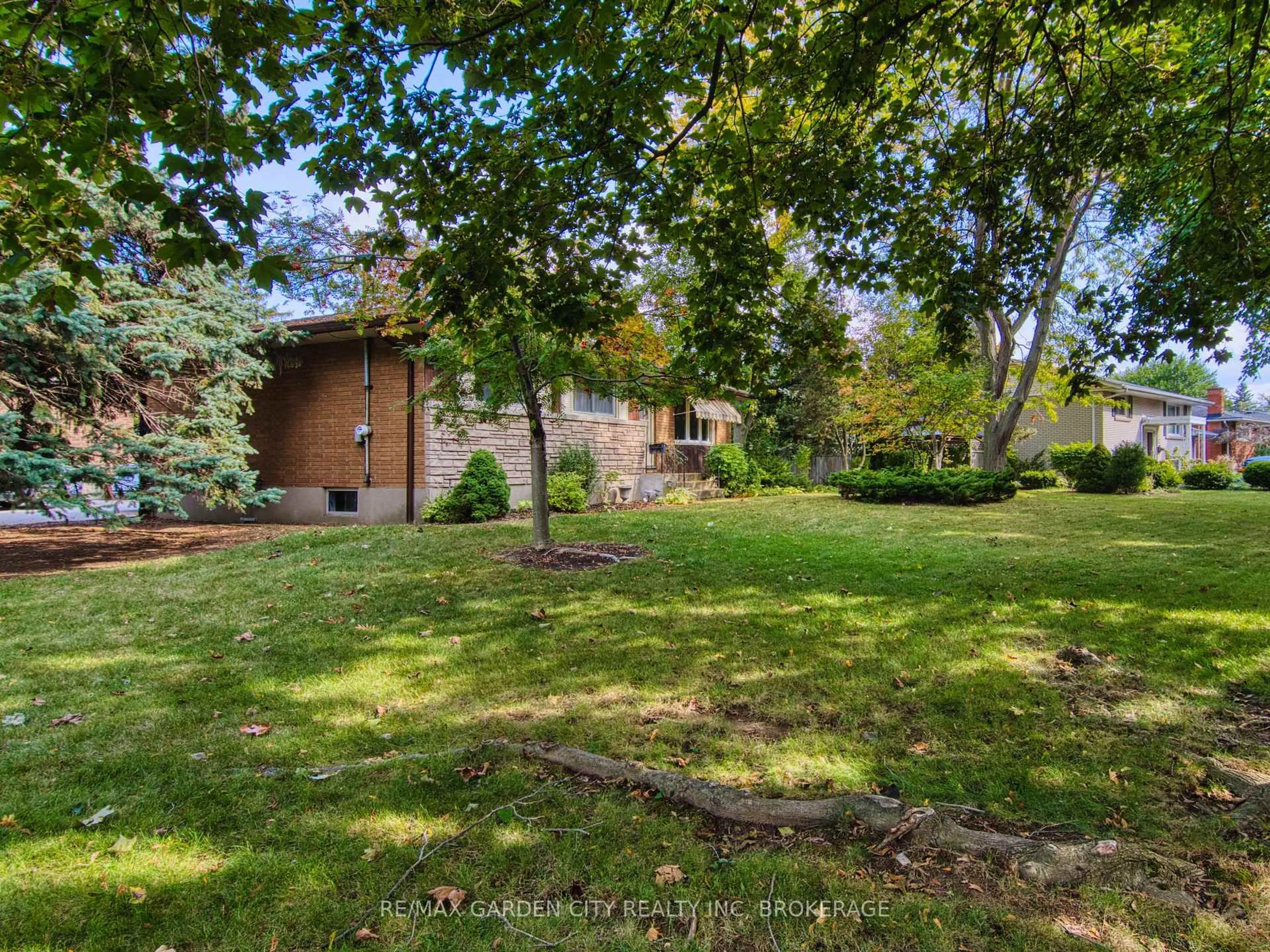 A pic from outside/outdoor area/front of a property/back of a property/a pic from drone, forest/trees view for 32 Viking Dr, St. Catharines Ontario L2M 2V3