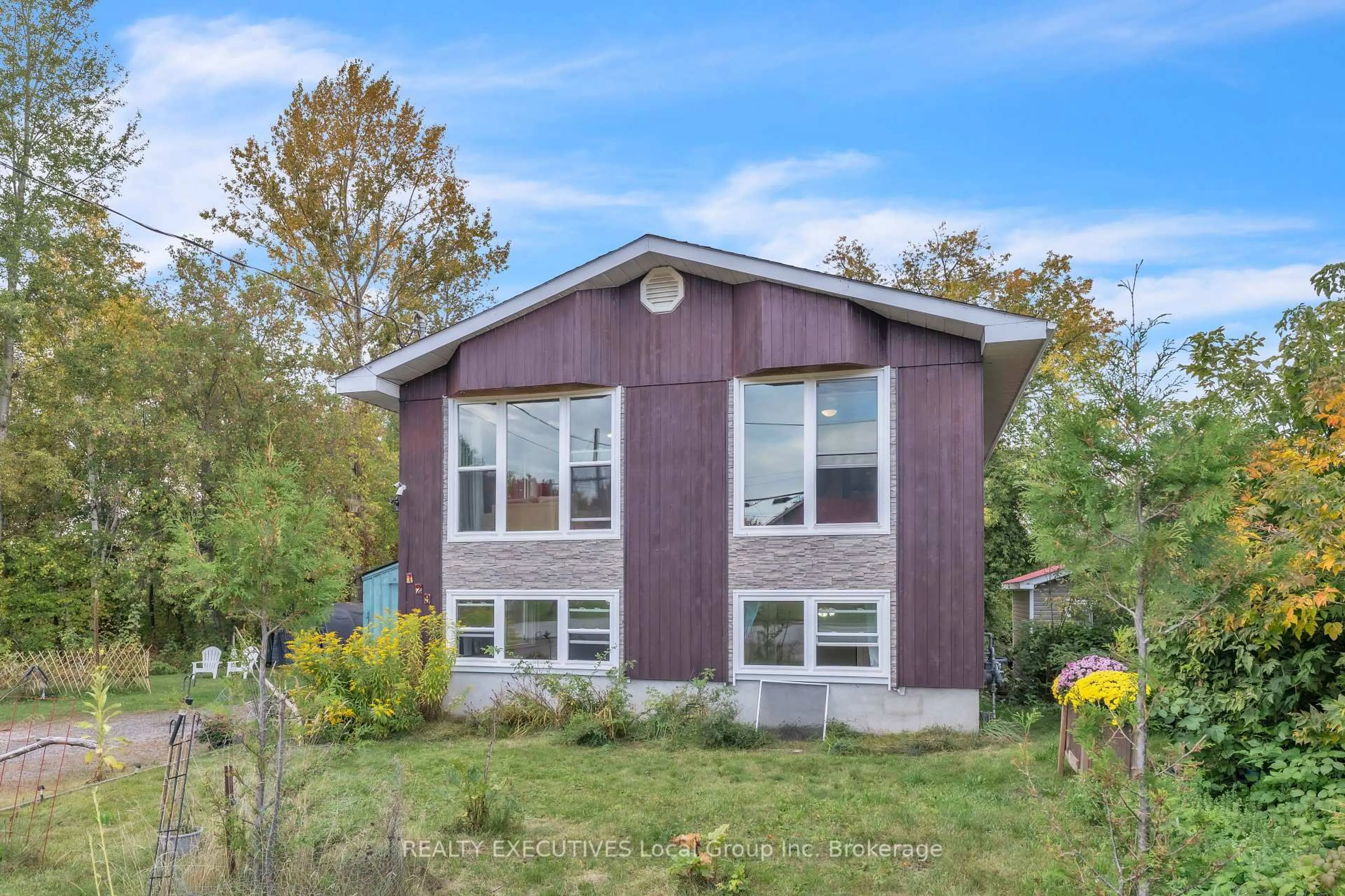 Home with vinyl exterior material, building for 729 Laurier Ave, North Bay Ontario P1B 9R4