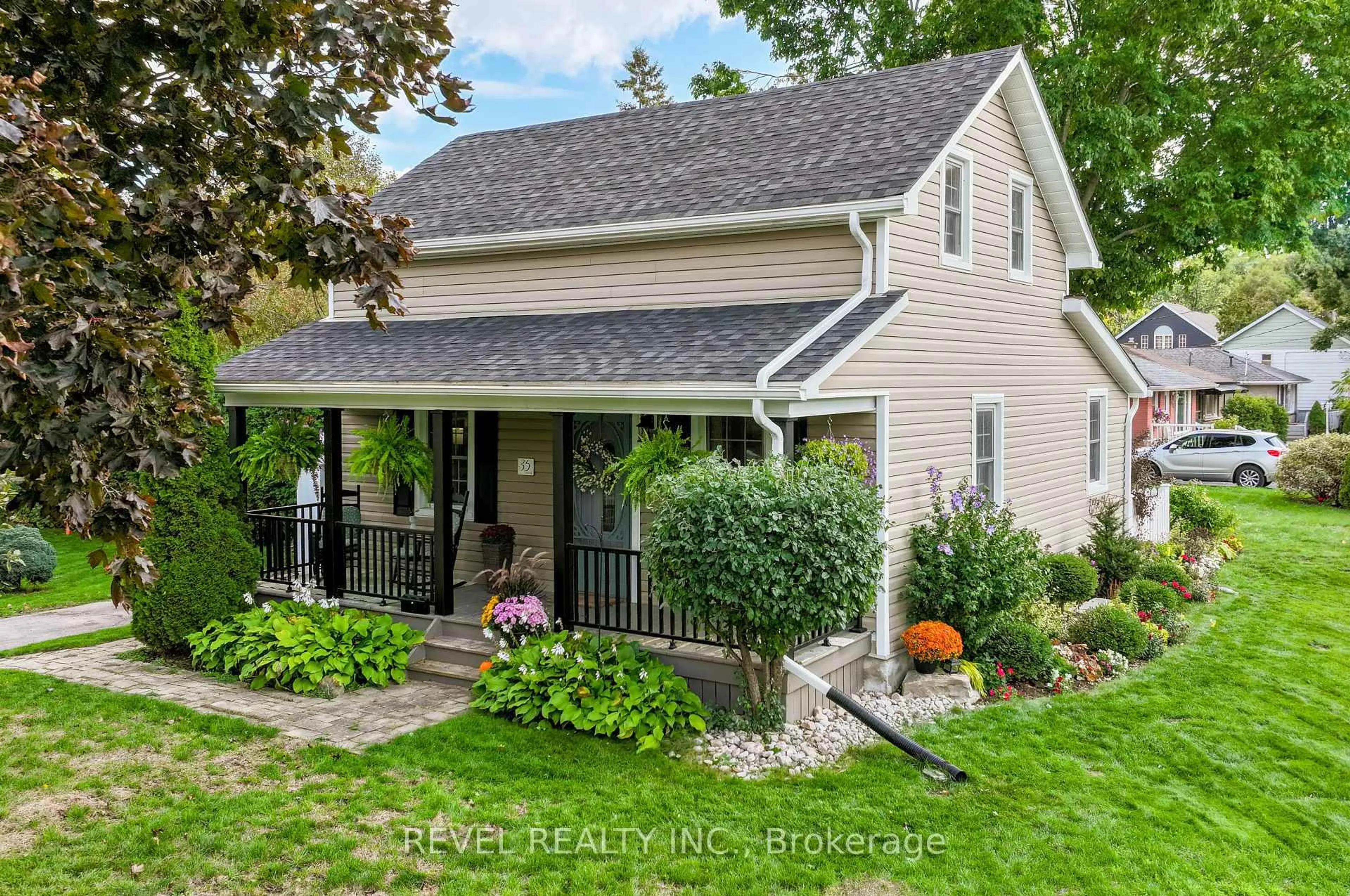 Home with vinyl exterior material, street for 35 Glenelg St, Kawartha Lakes Ontario K9V 1Y9