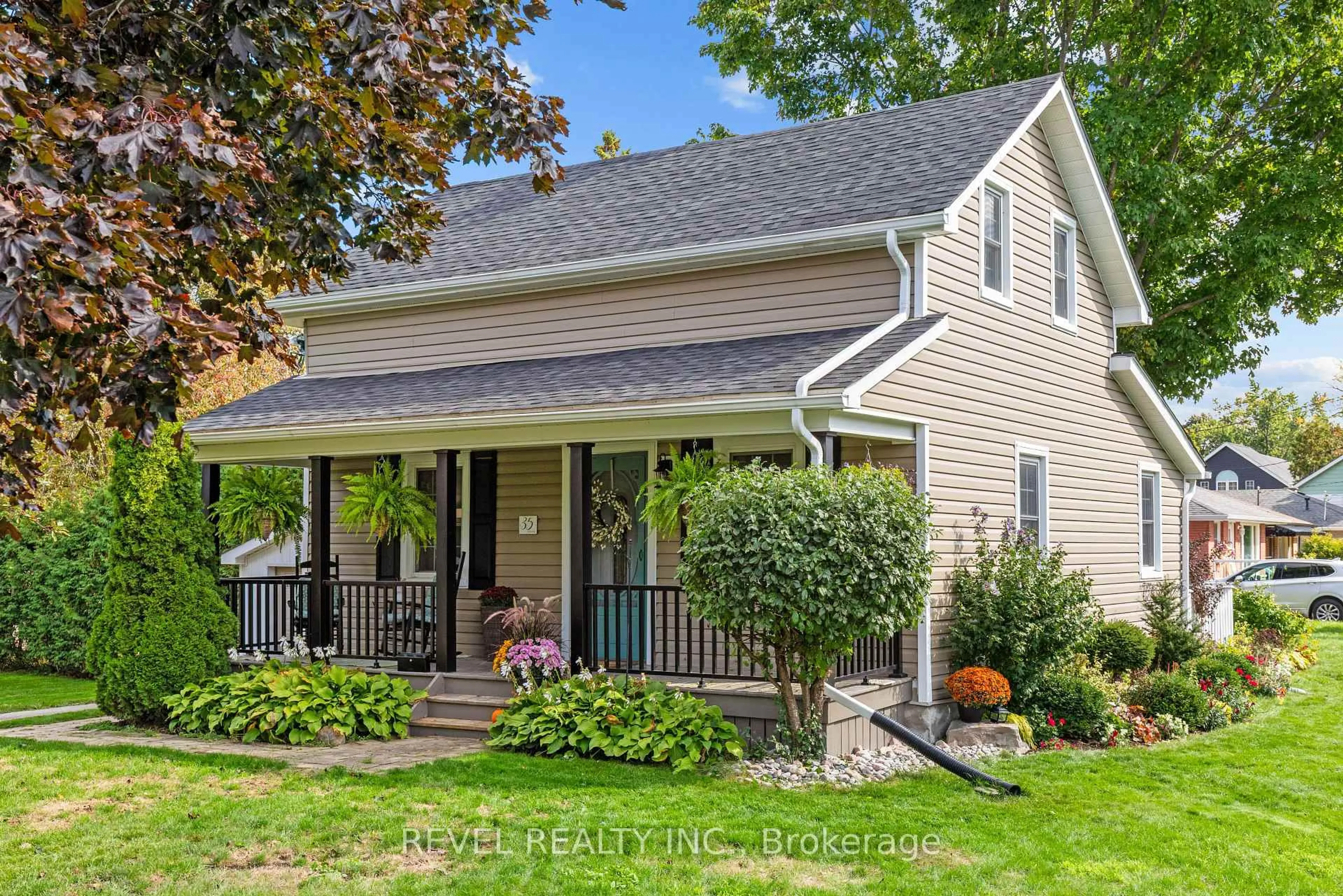 Home with vinyl exterior material, street for 35 Glenelg St, Kawartha Lakes Ontario K9V 1Y9