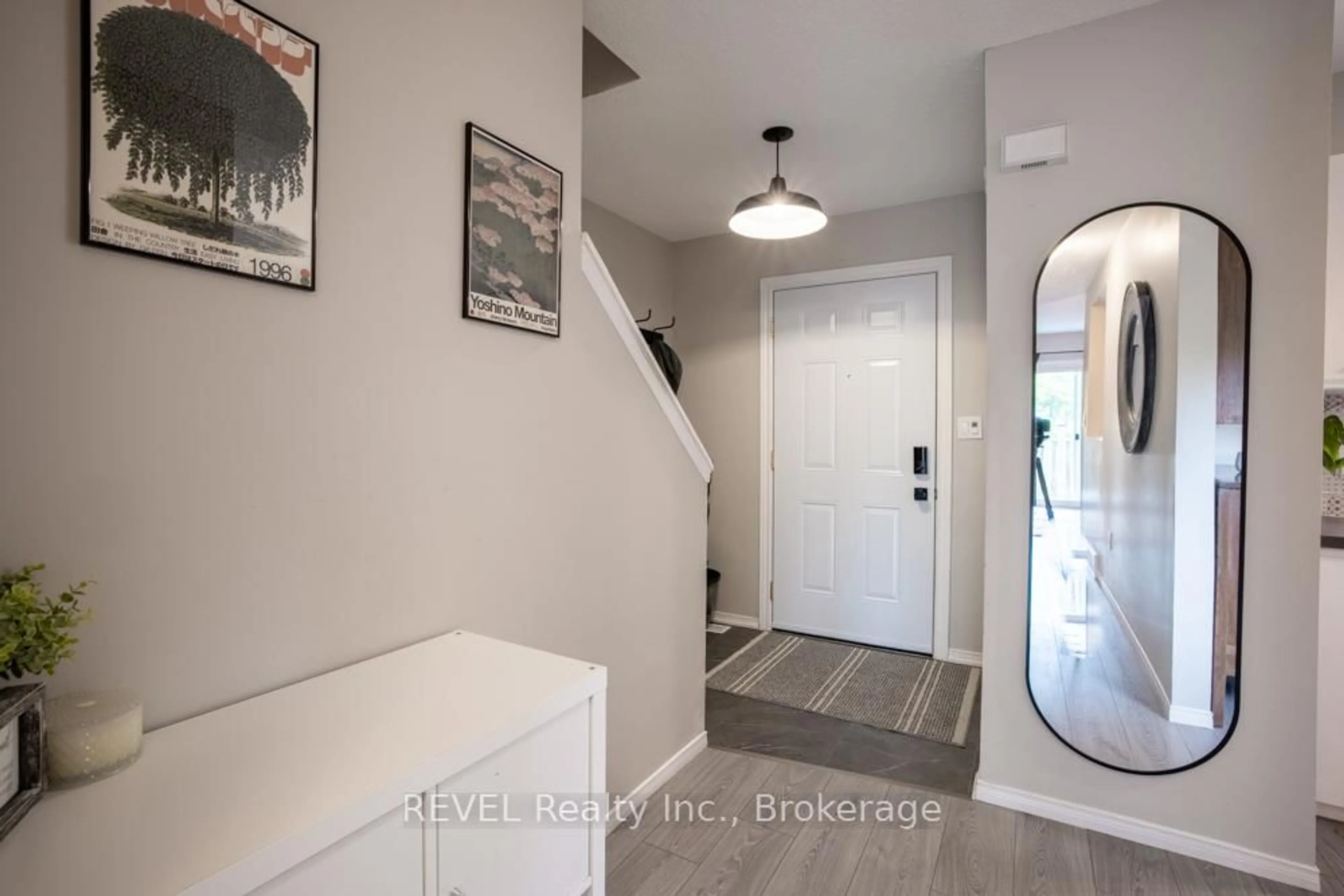 Indoor entryway for 65 Dorchester Blvd #14, St. Catharines Ontario L2M 7T3