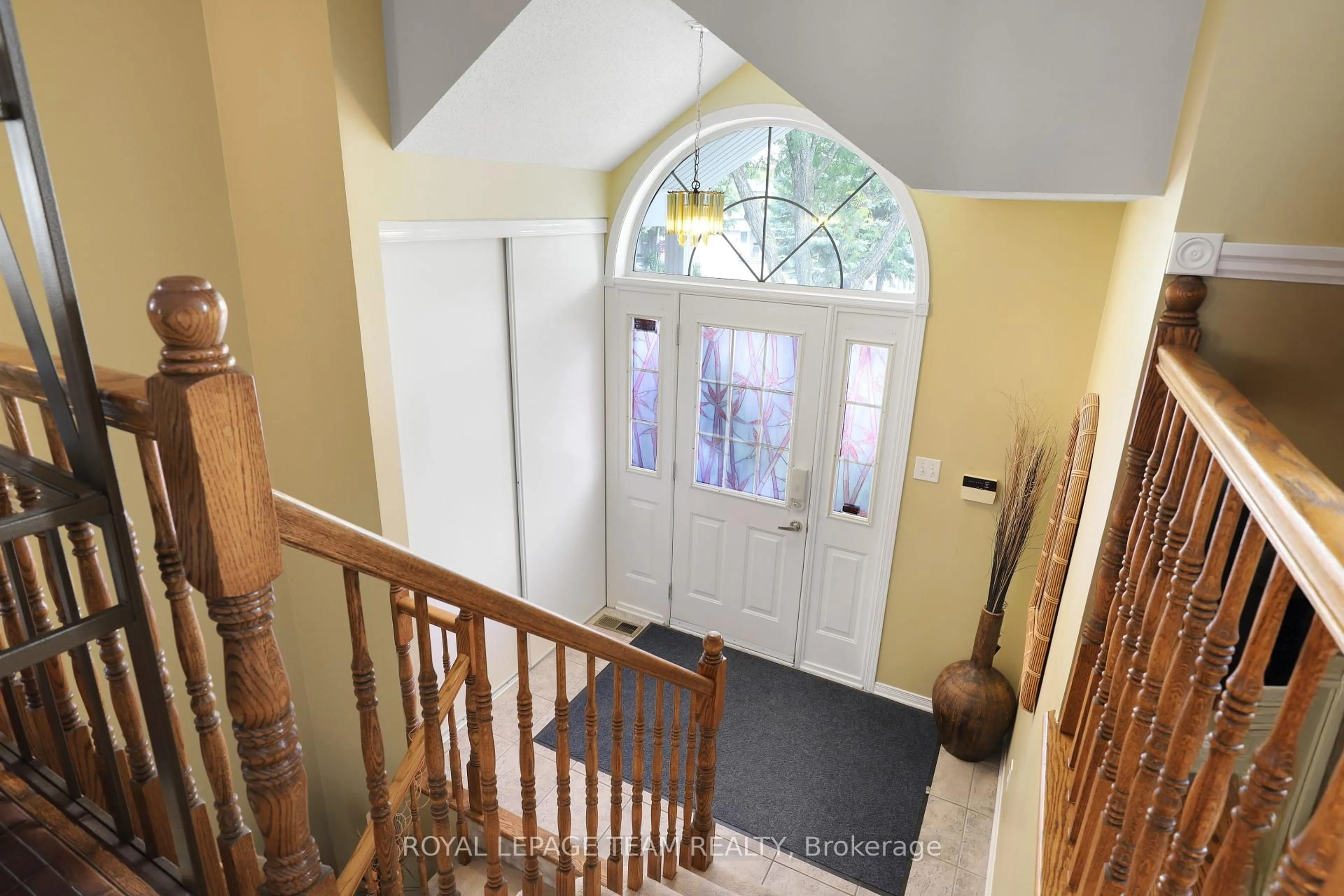Indoor foyer for 11 Saffron Crt, Ottawa Ontario K2J 4R7