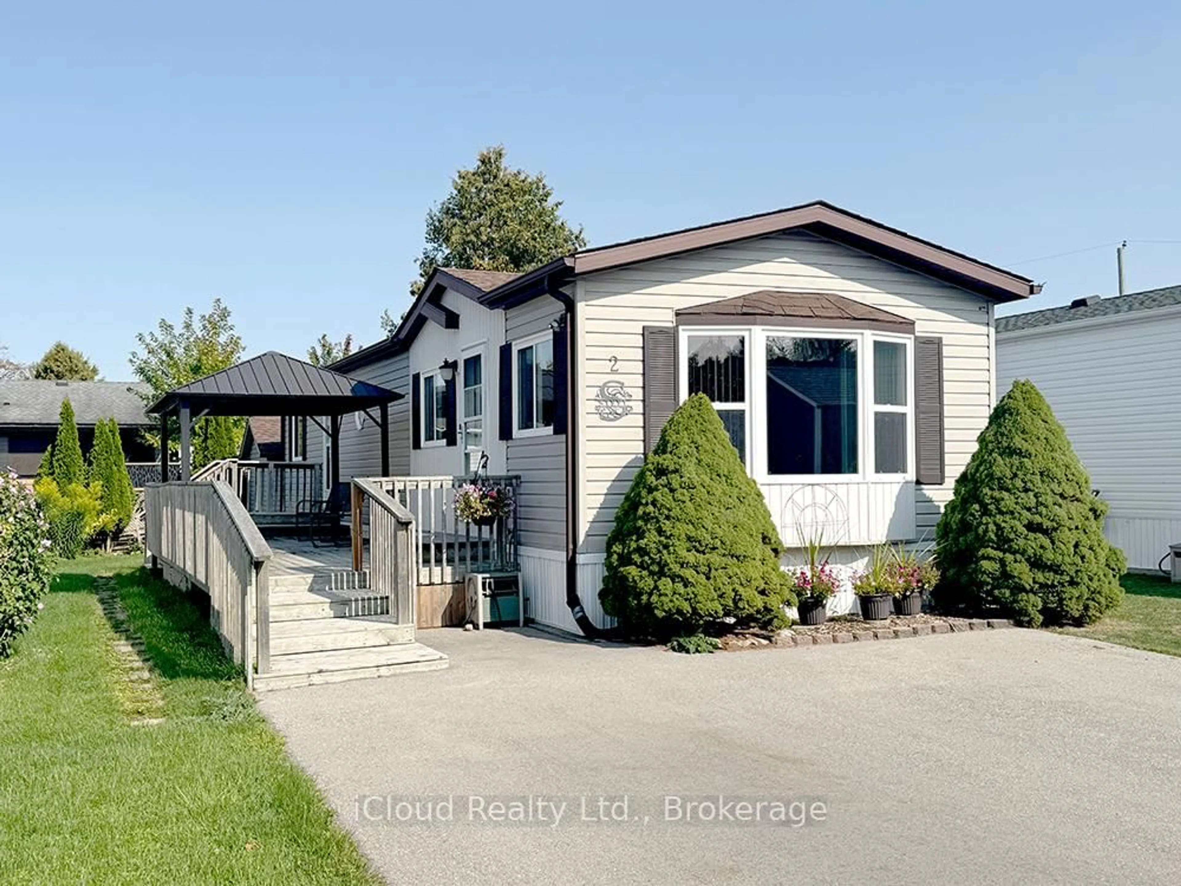 Home with vinyl exterior material, street for 2 Trillium Beach Dr, Puslinch Ontario N0B 2J0