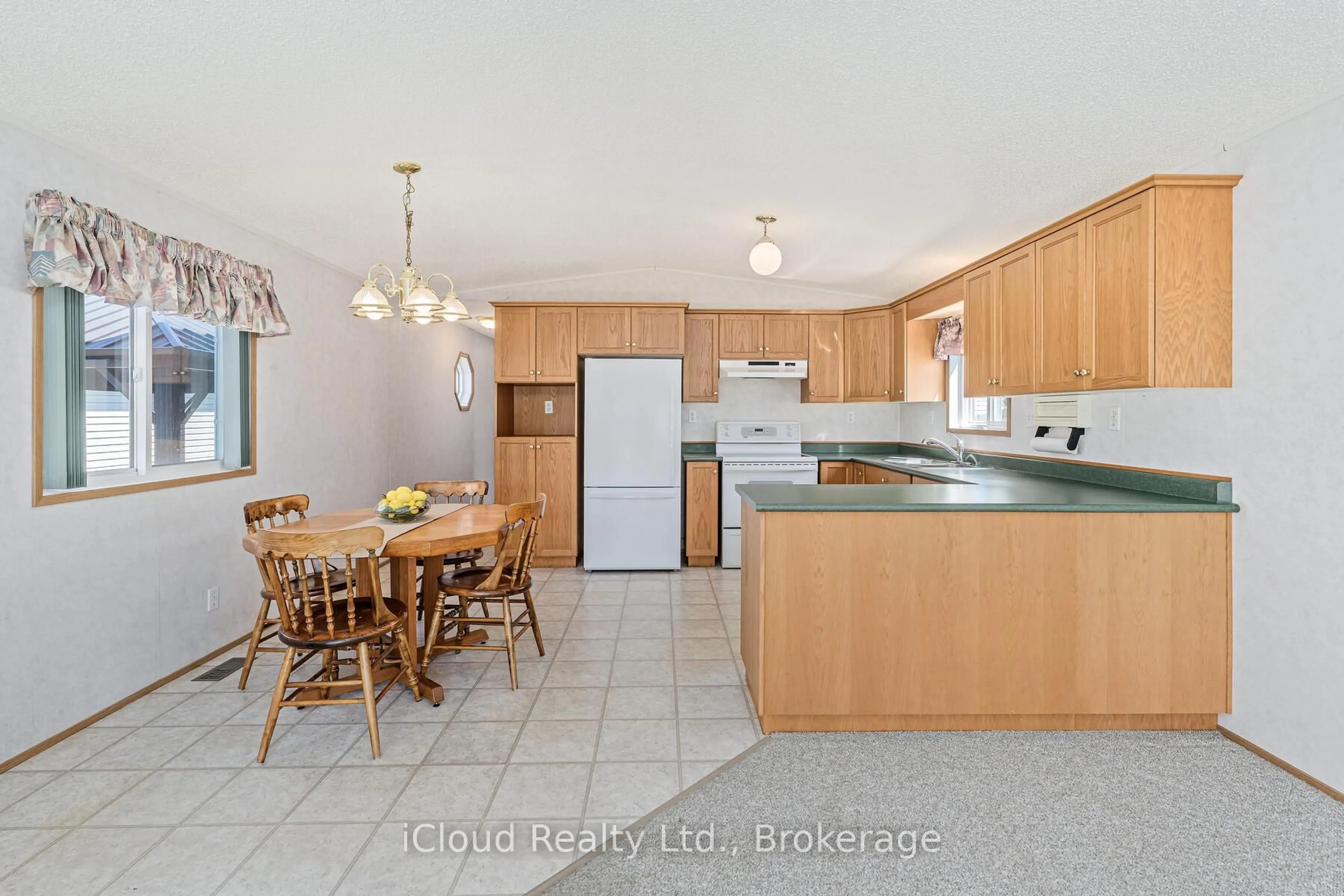 Open concept kitchen, ceramic/tile floor for 2 Trillium Beach Dr, Puslinch Ontario N0B 2J0