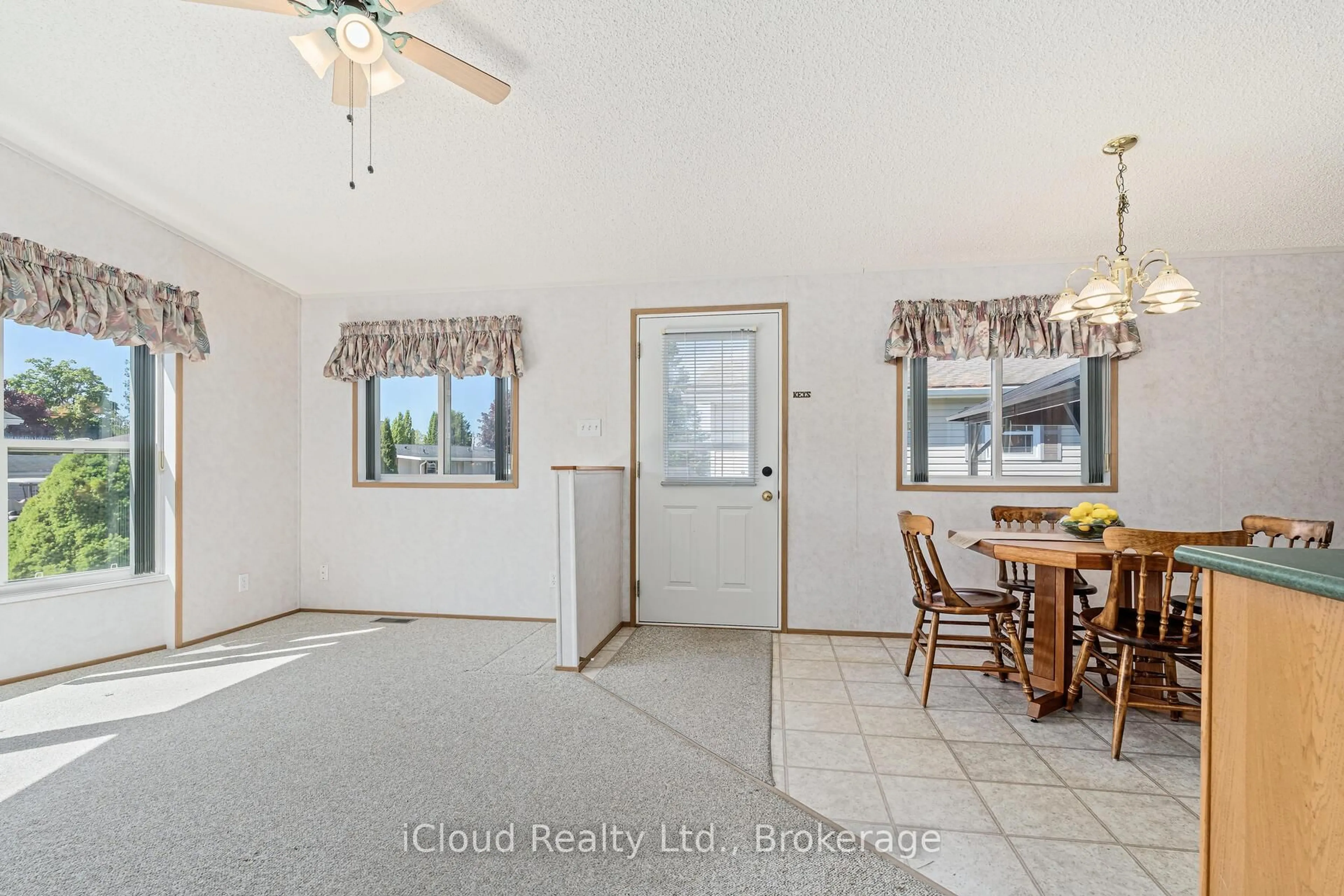 Dining room, ceramic/tile floor for 2 Trillium Beach Dr, Puslinch Ontario N0B 2J0