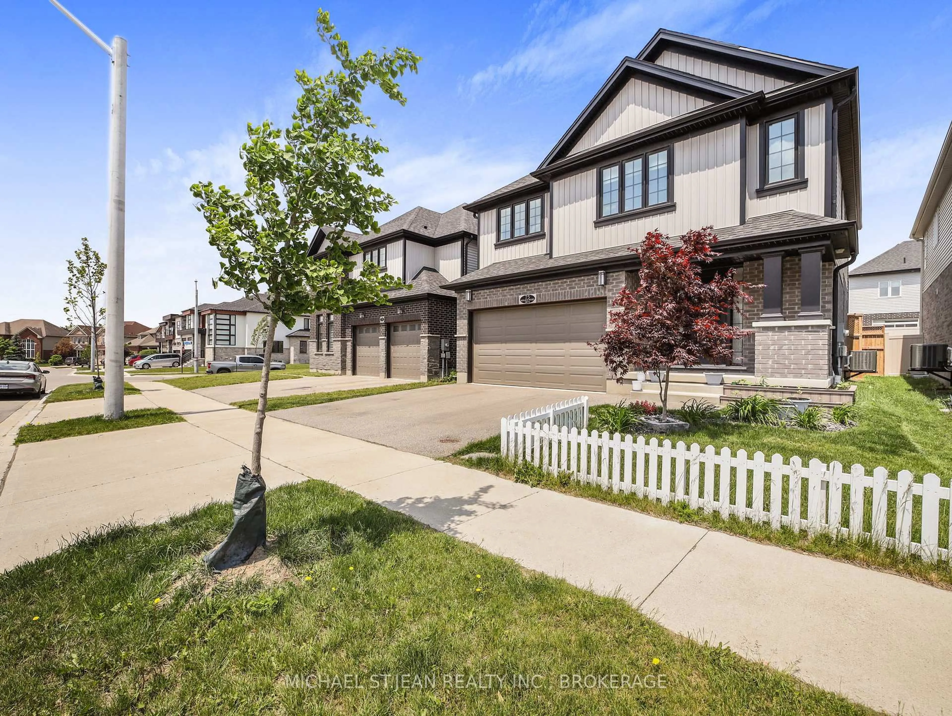 A pic from outside/outdoor area/front of a property/back of a property/a pic from drone, street for 75 Monarch Woods Dr, Kitchener Ontario N2P 0K1