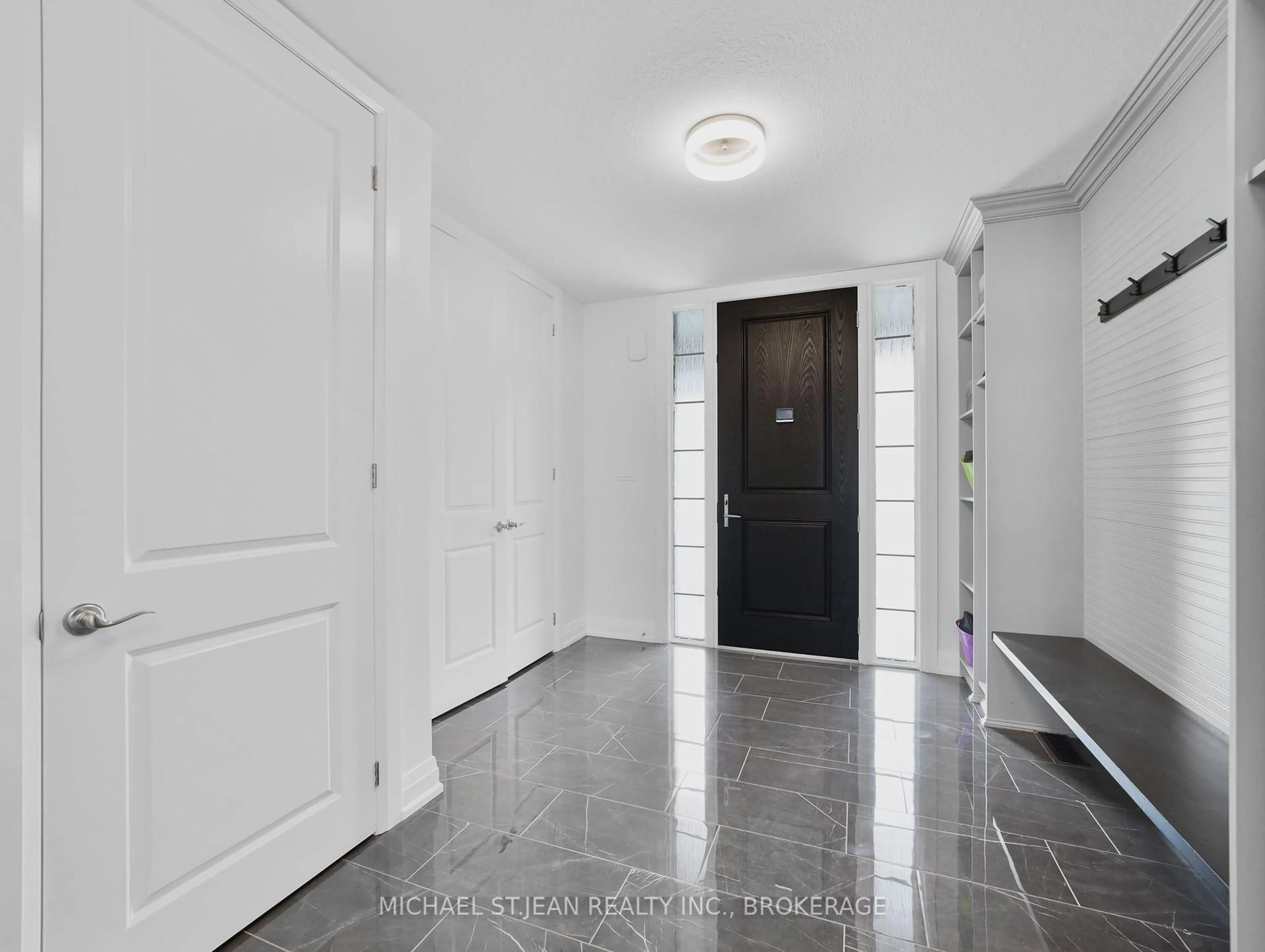 Indoor entryway for 75 Monarch Woods Dr, Kitchener Ontario N2P 0K1