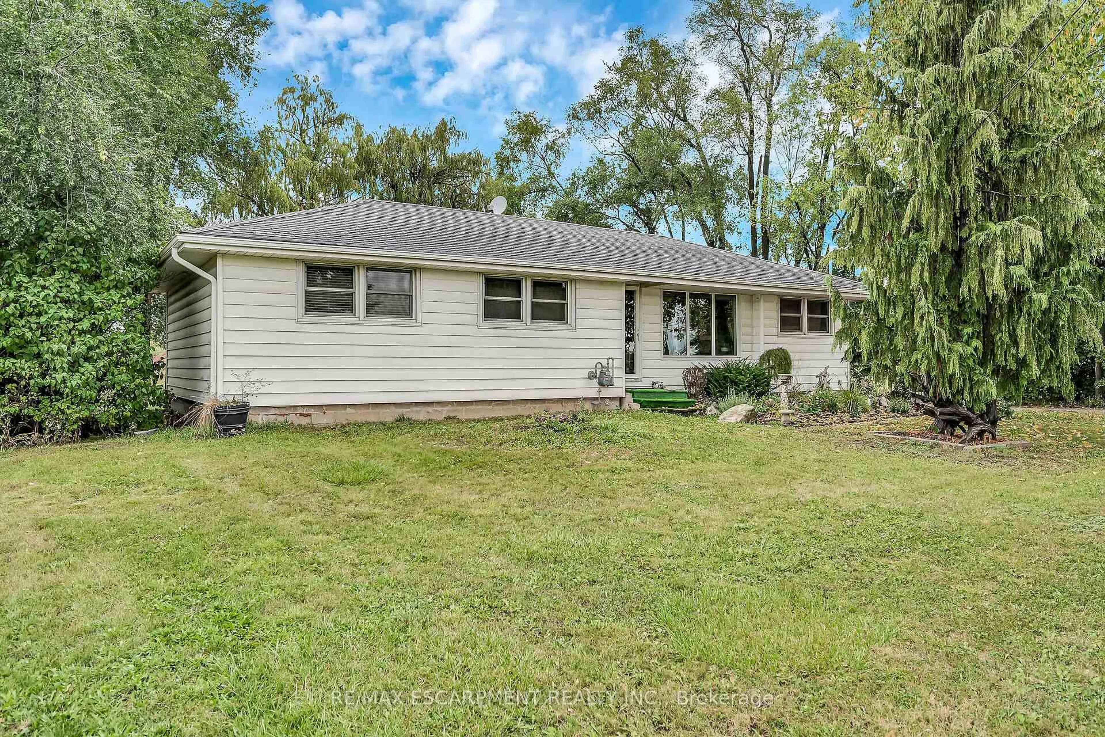 Home with vinyl exterior material, water/lake/river/ocean view for 4539 Highway 6, Haldimand Ontario N0A 1H0