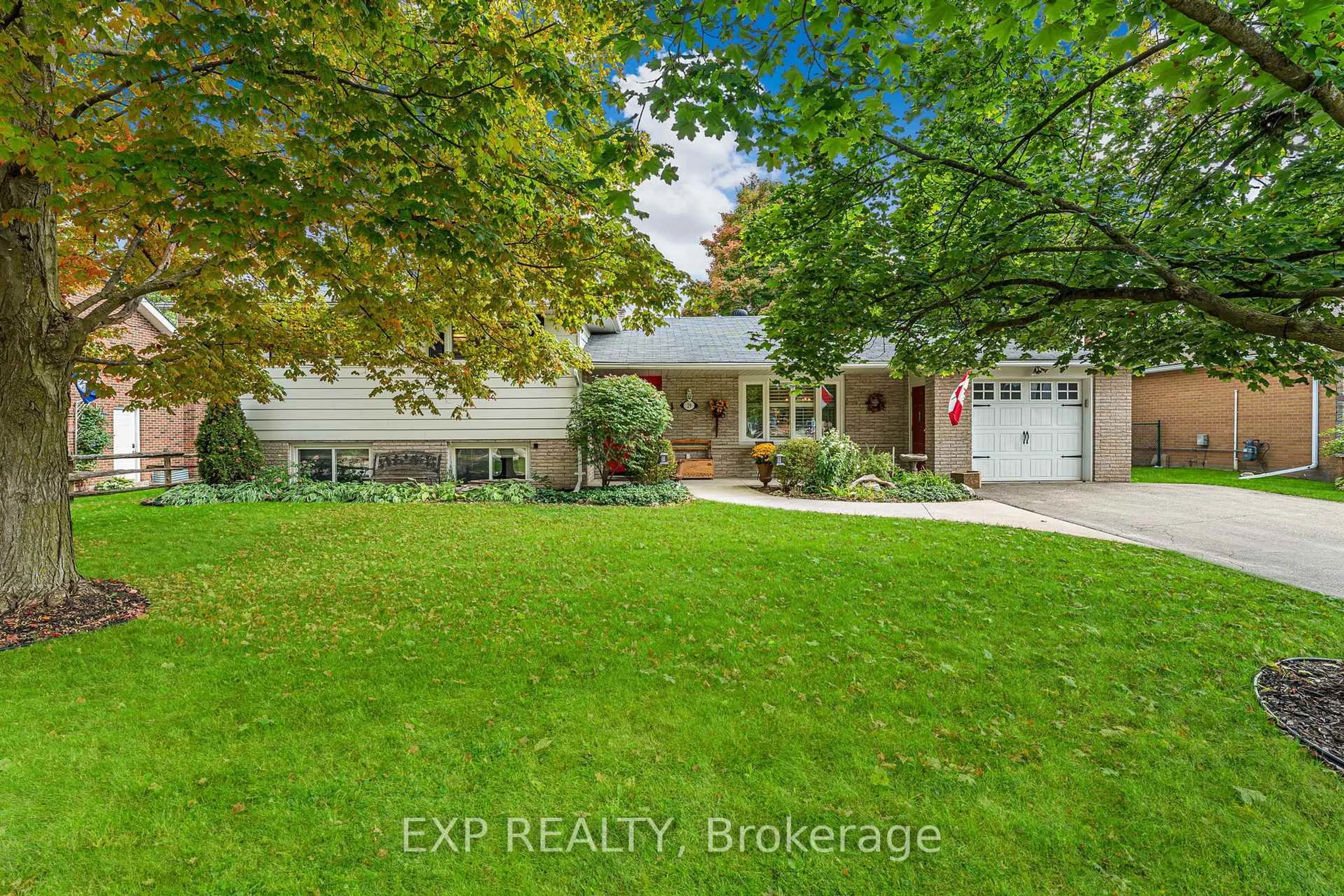 A pic from outside/outdoor area/front of a property/back of a property/a pic from drone, street for 29 Millwood Rd, Erin Ontario N0B 1T0