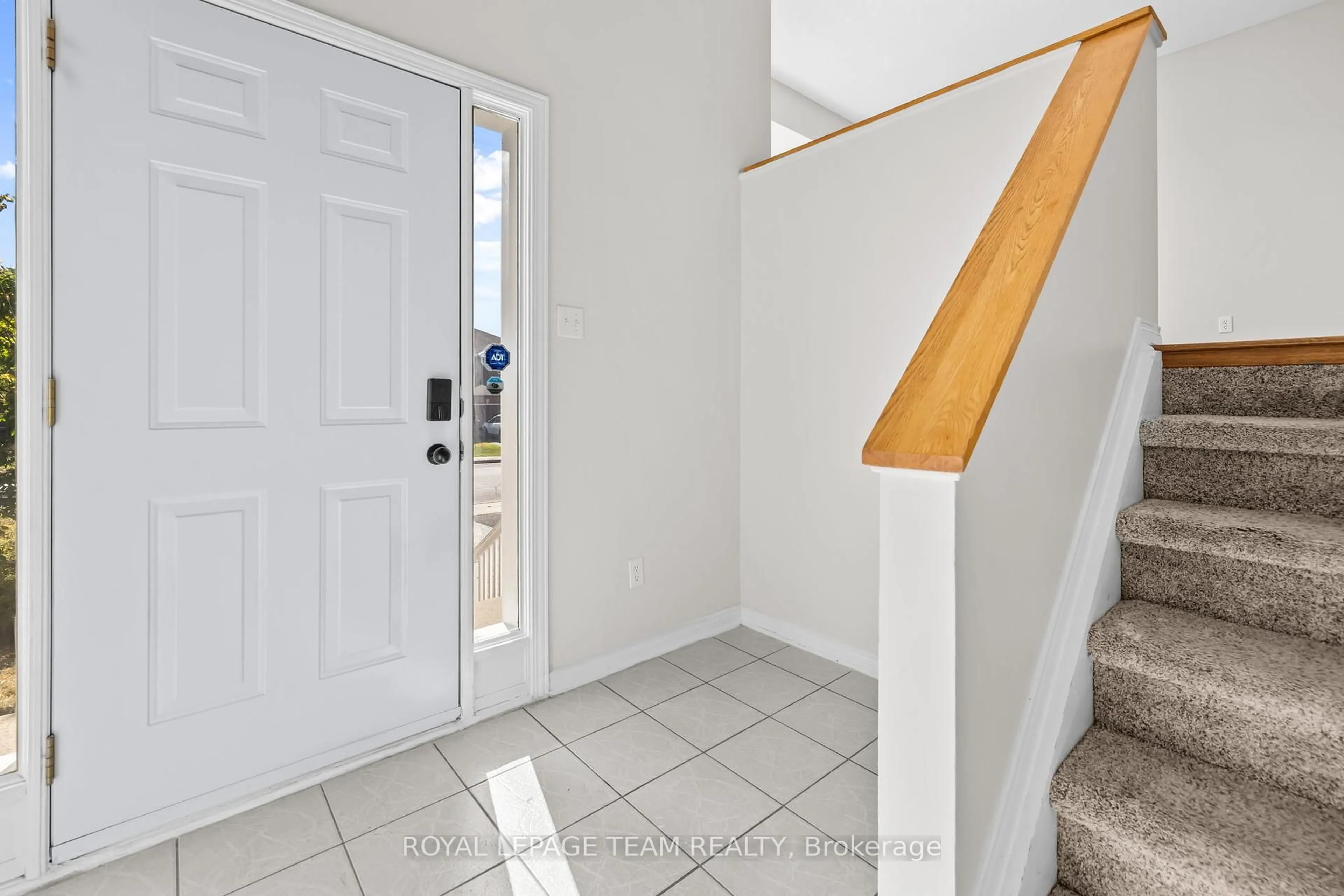 Indoor entryway for 183 Mountshannon Dr, Ottawa Ontario K2J 4R9