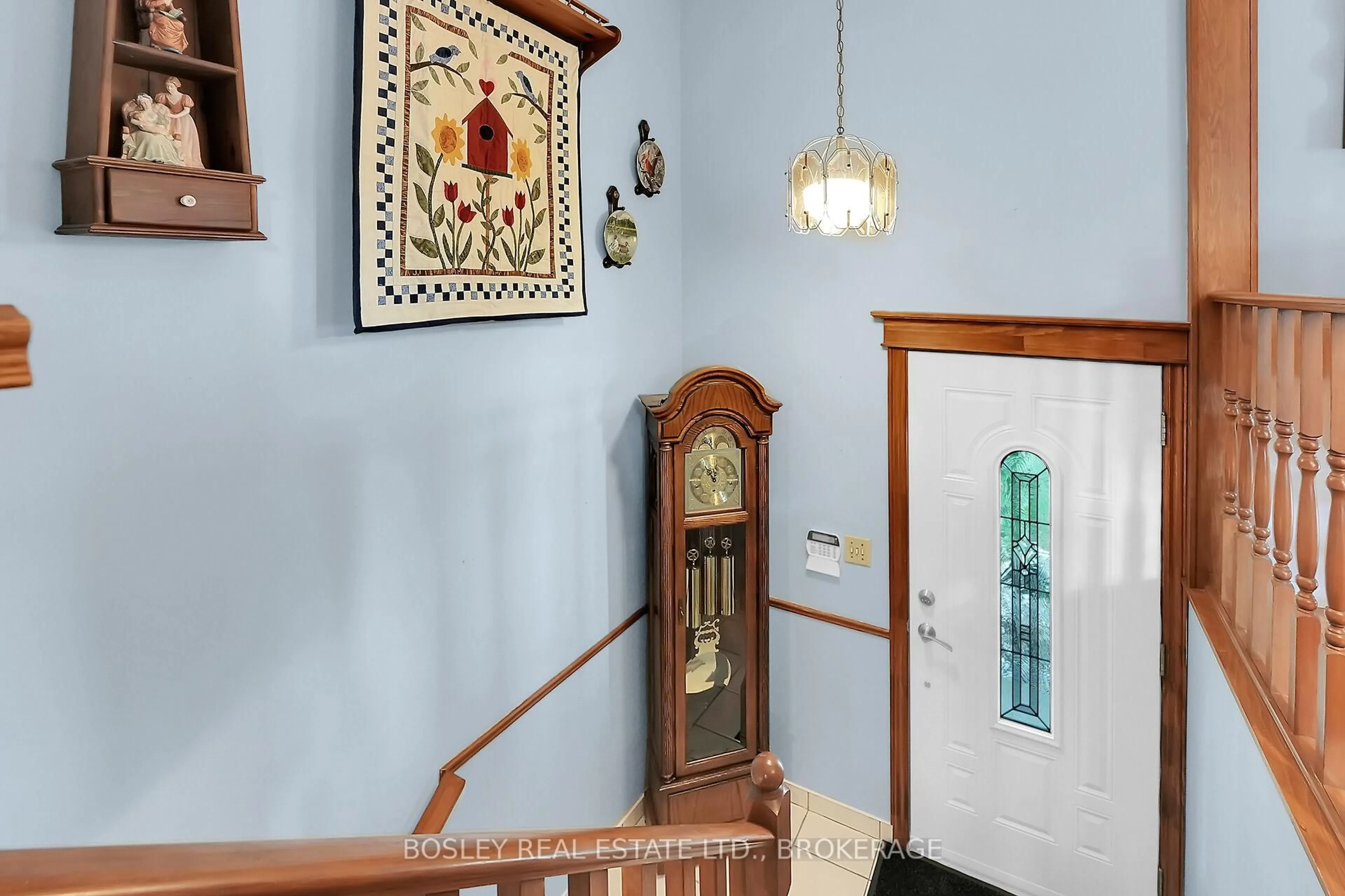 Indoor foyer for 25 Lawrence Dr, Thorold Ontario L2V 2X6
