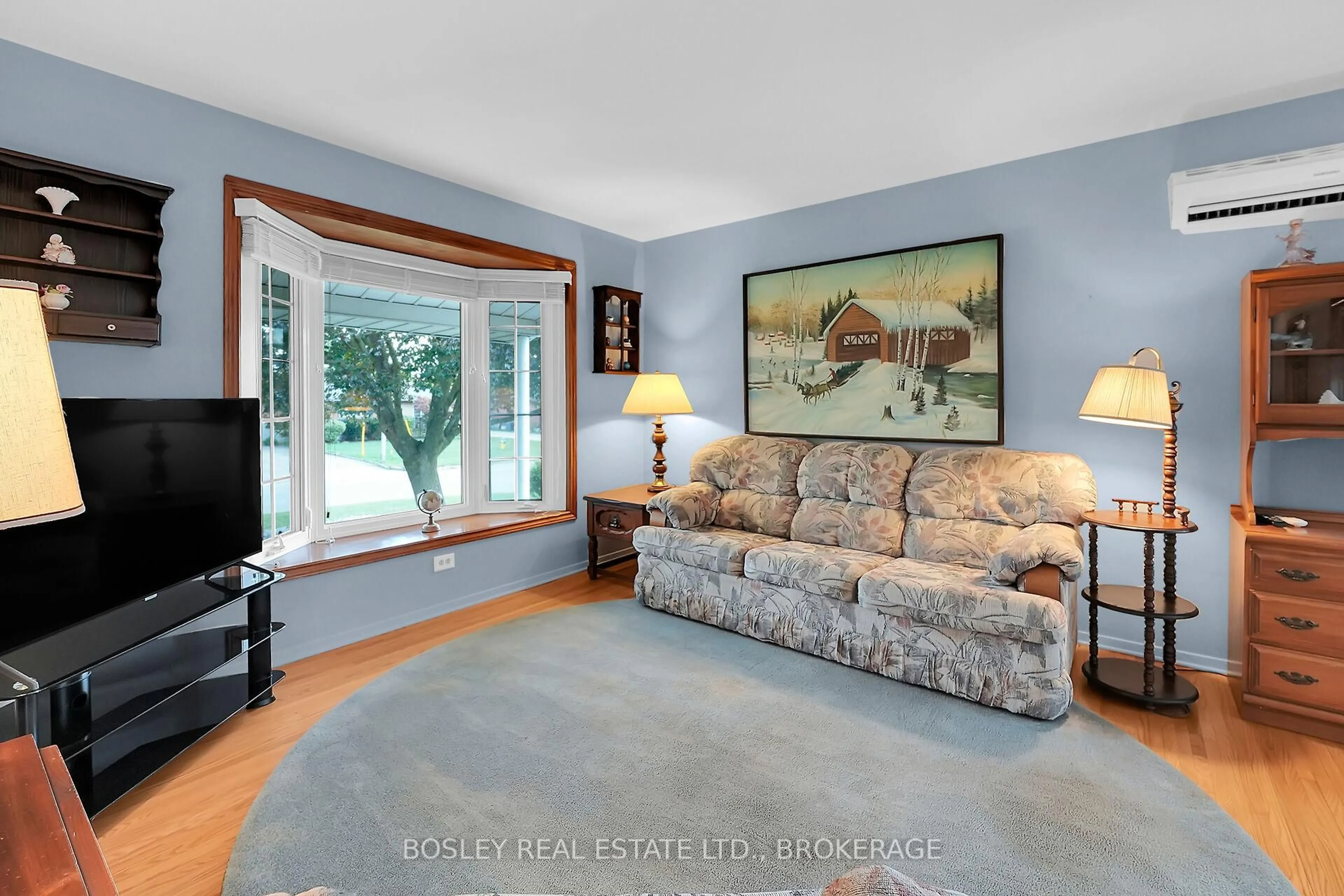 Living room with furniture, unknown for 25 Lawrence Dr, Thorold Ontario L2V 2X6
