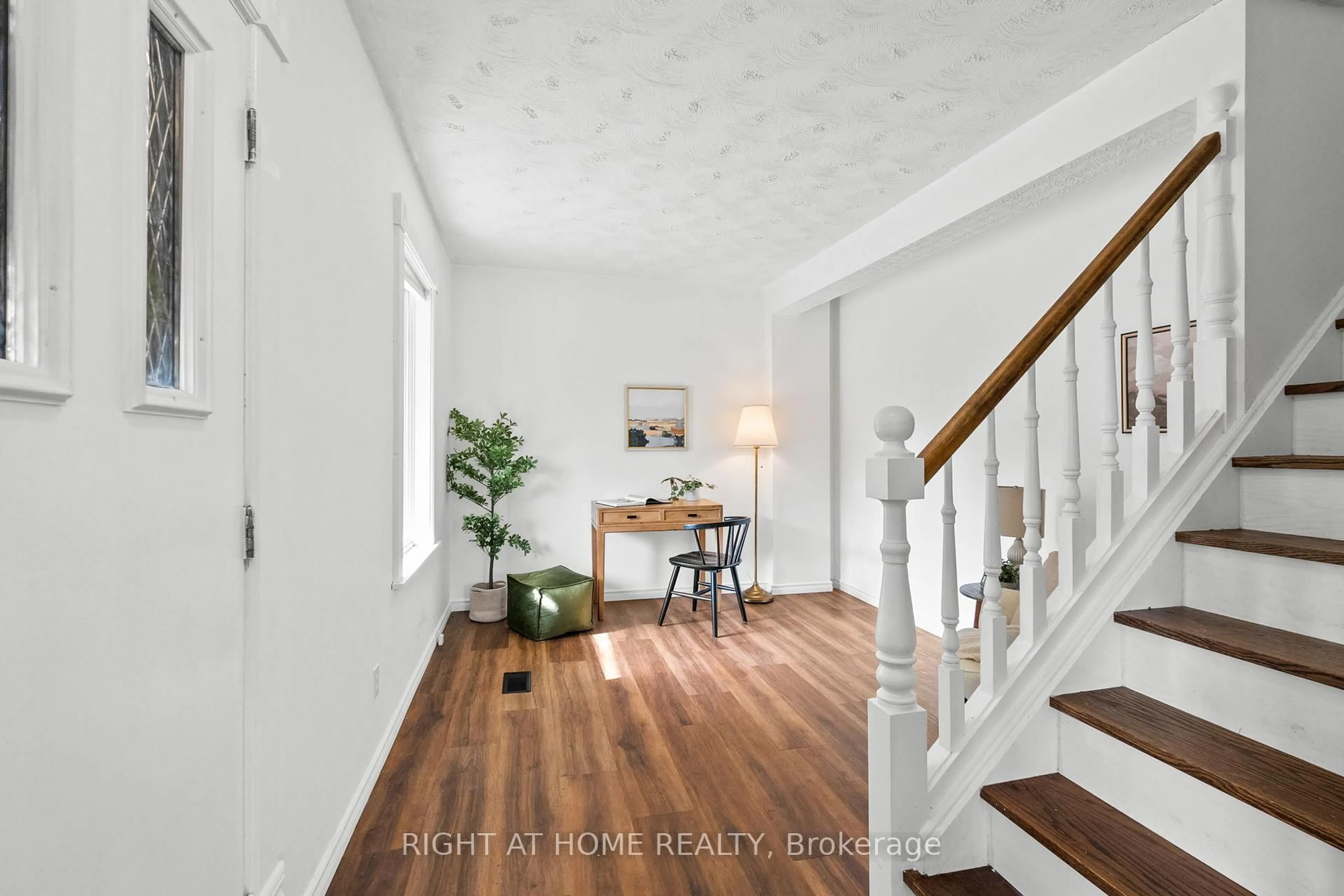 Indoor entryway for 94 MAIN St, North Dundas Ontario K0A 2R0