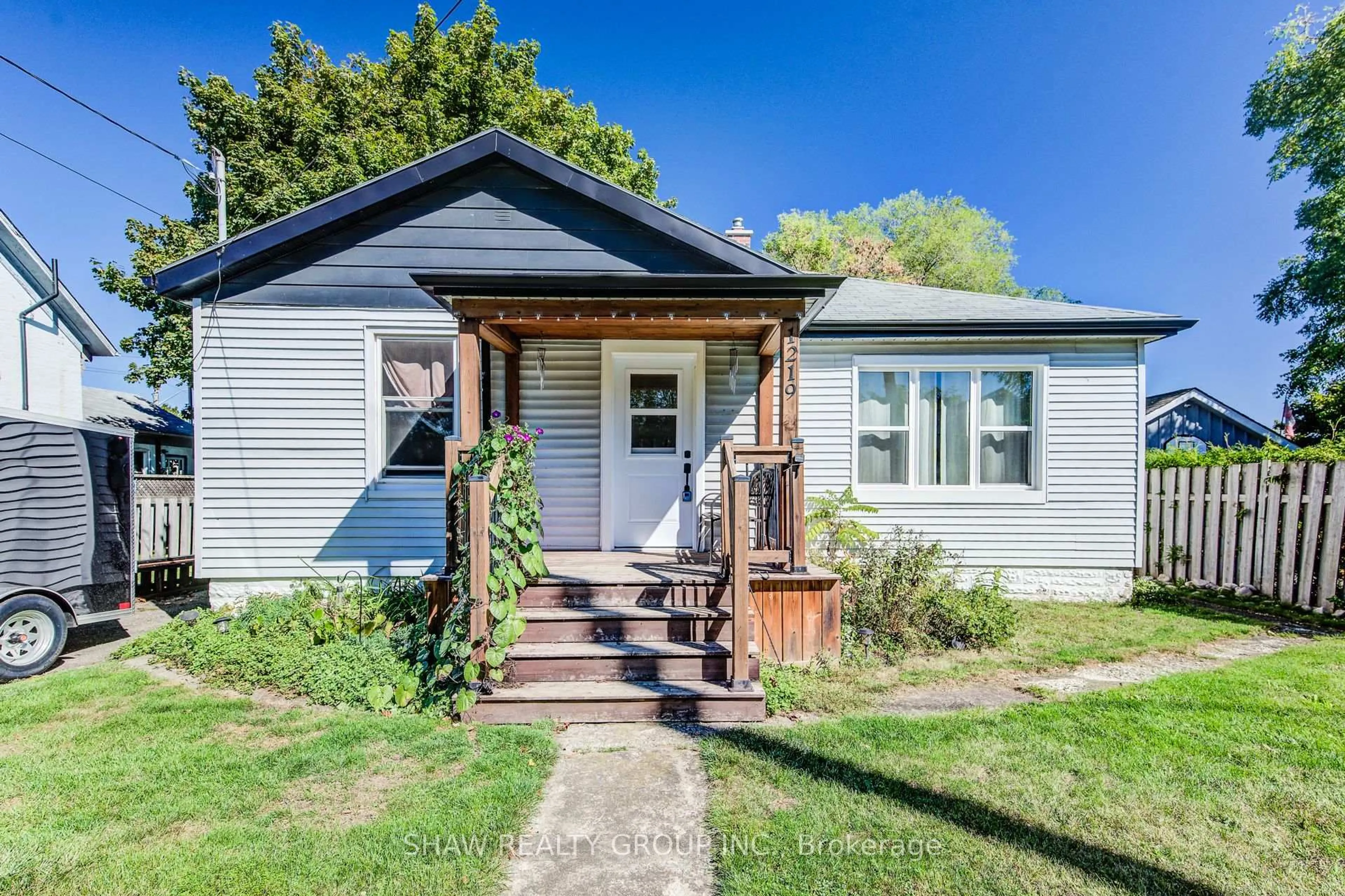 Home with vinyl exterior material, street for 1219 Duke St, Cambridge Ontario N3H 3V8